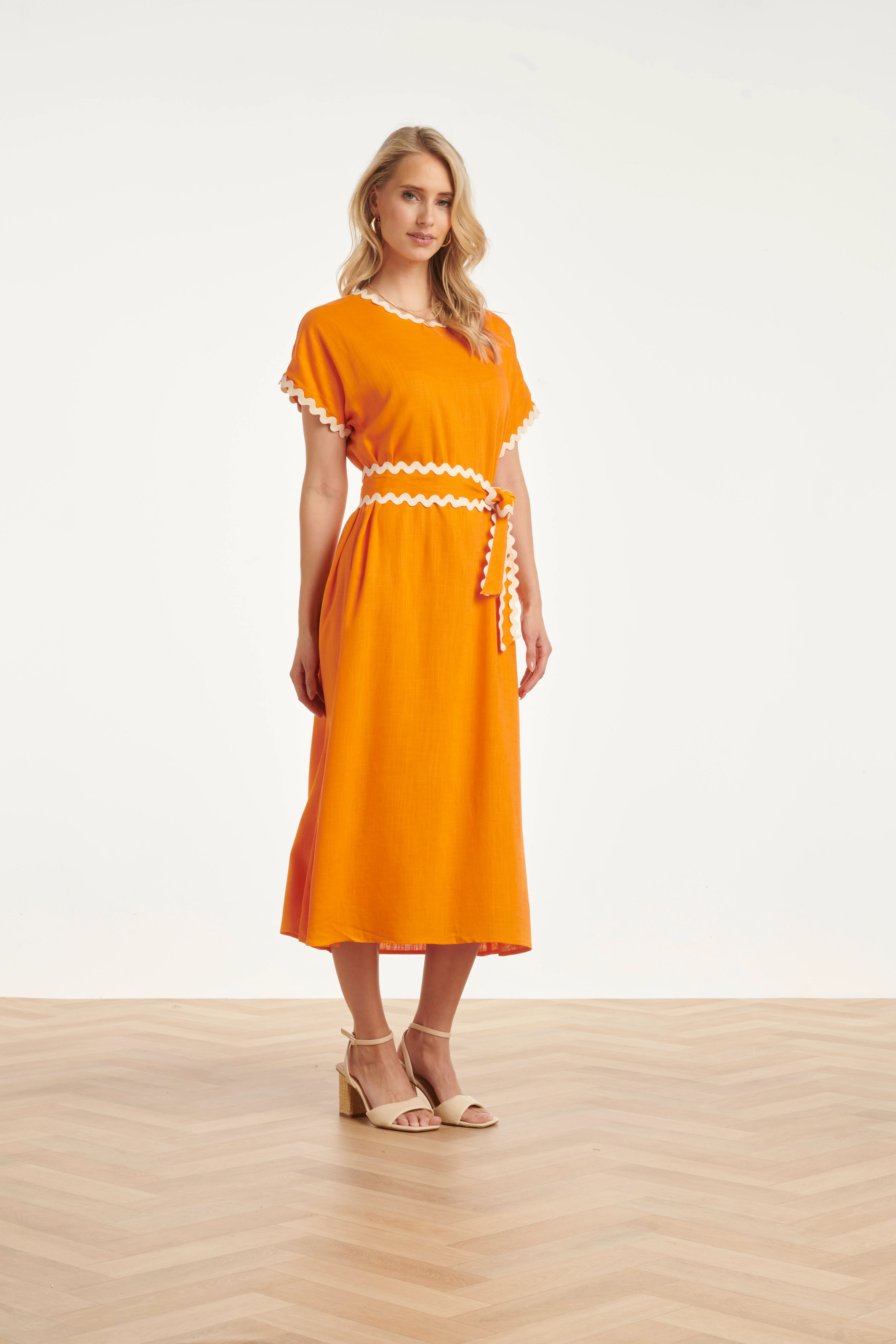 Dames Jurk Met Strikceintuur En Golvende Details | Light Orange - Sand - Image 4