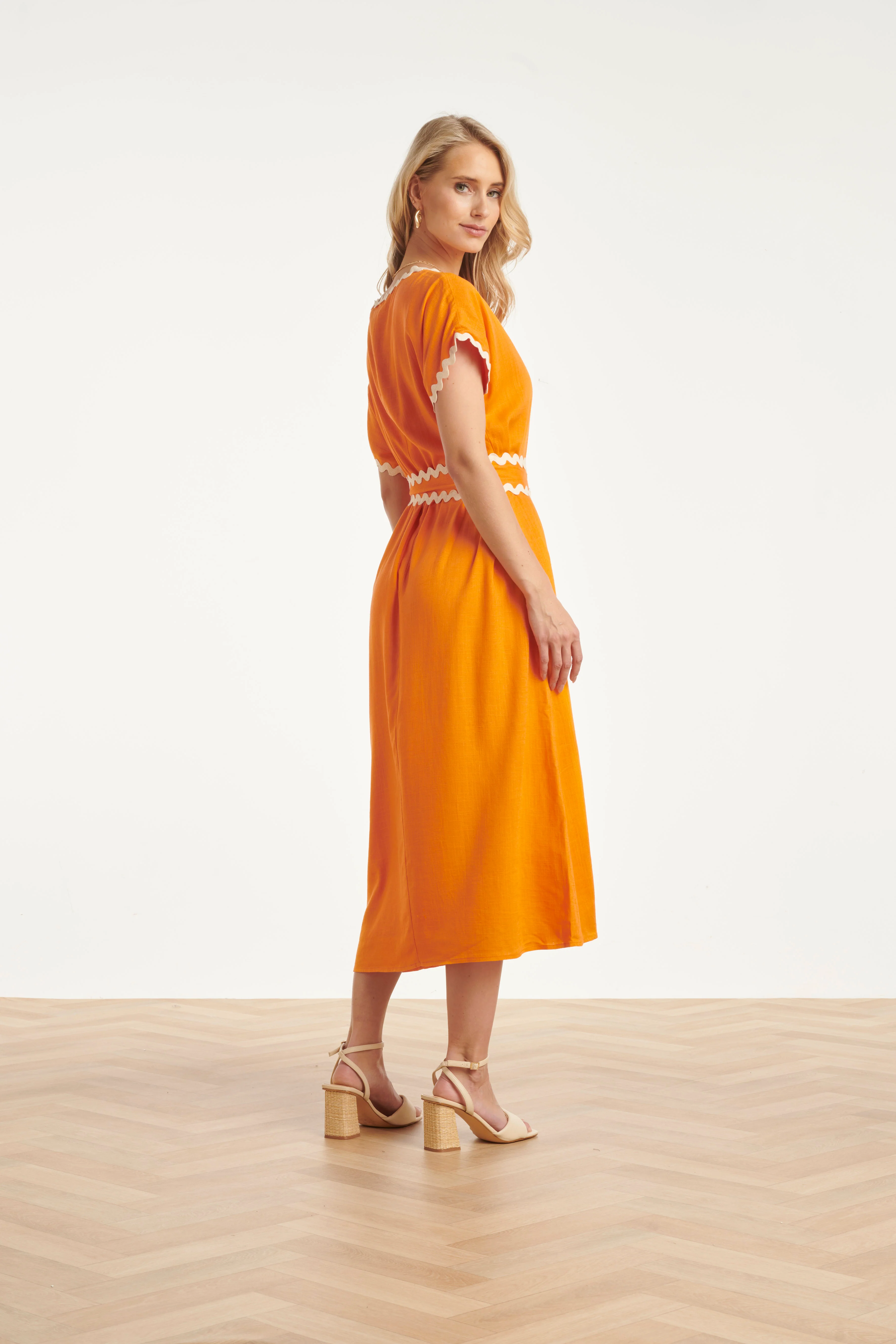 Dames Jurk Met Strikceintuur En Golvende Details | Light Orange - Sand - Image 5