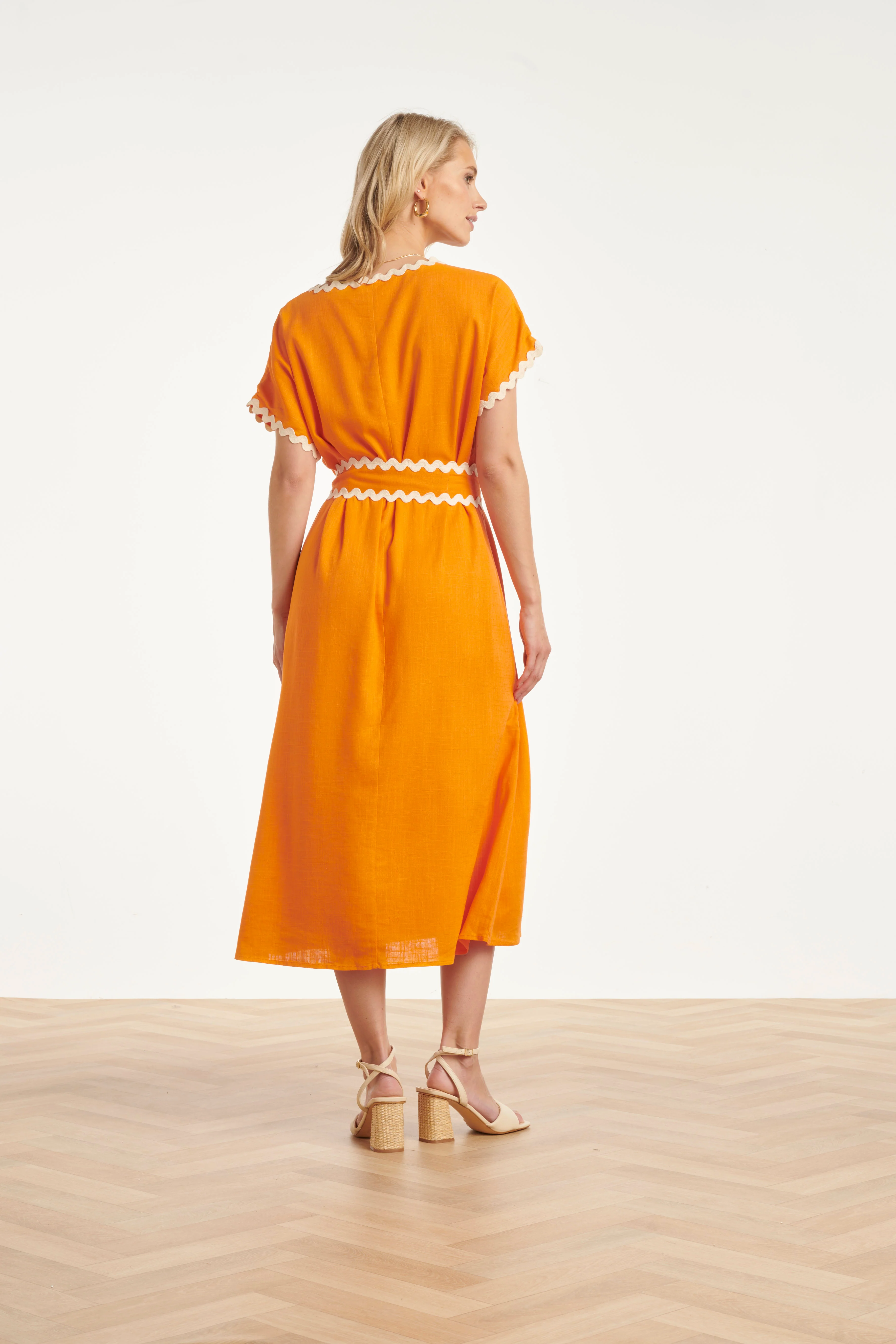 Dames Jurk Met Strikceintuur En Golvende Details | Light Orange - Sand - Image 6