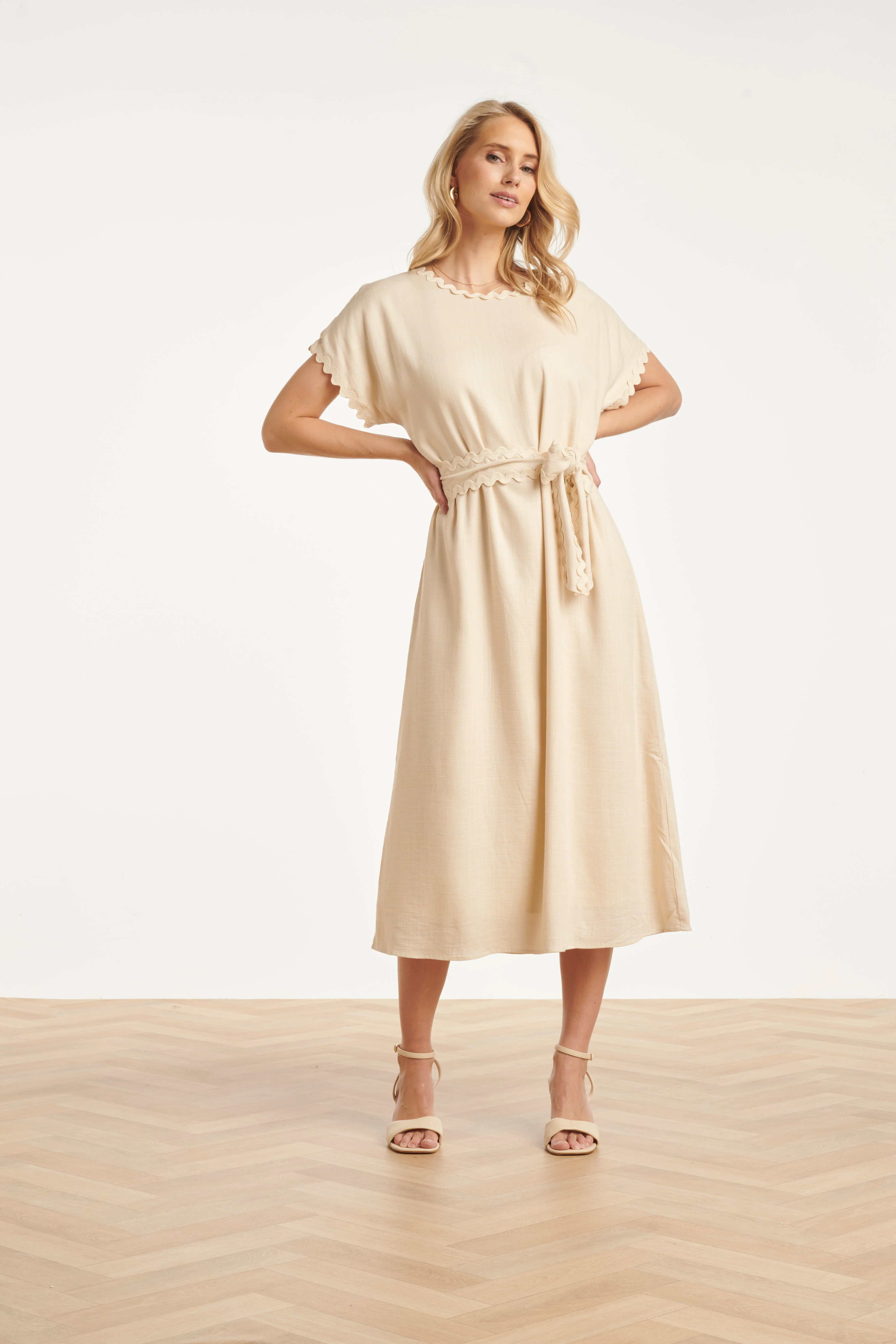 Dames Jurk Met Strikceintuur En Golvende Details | Sand