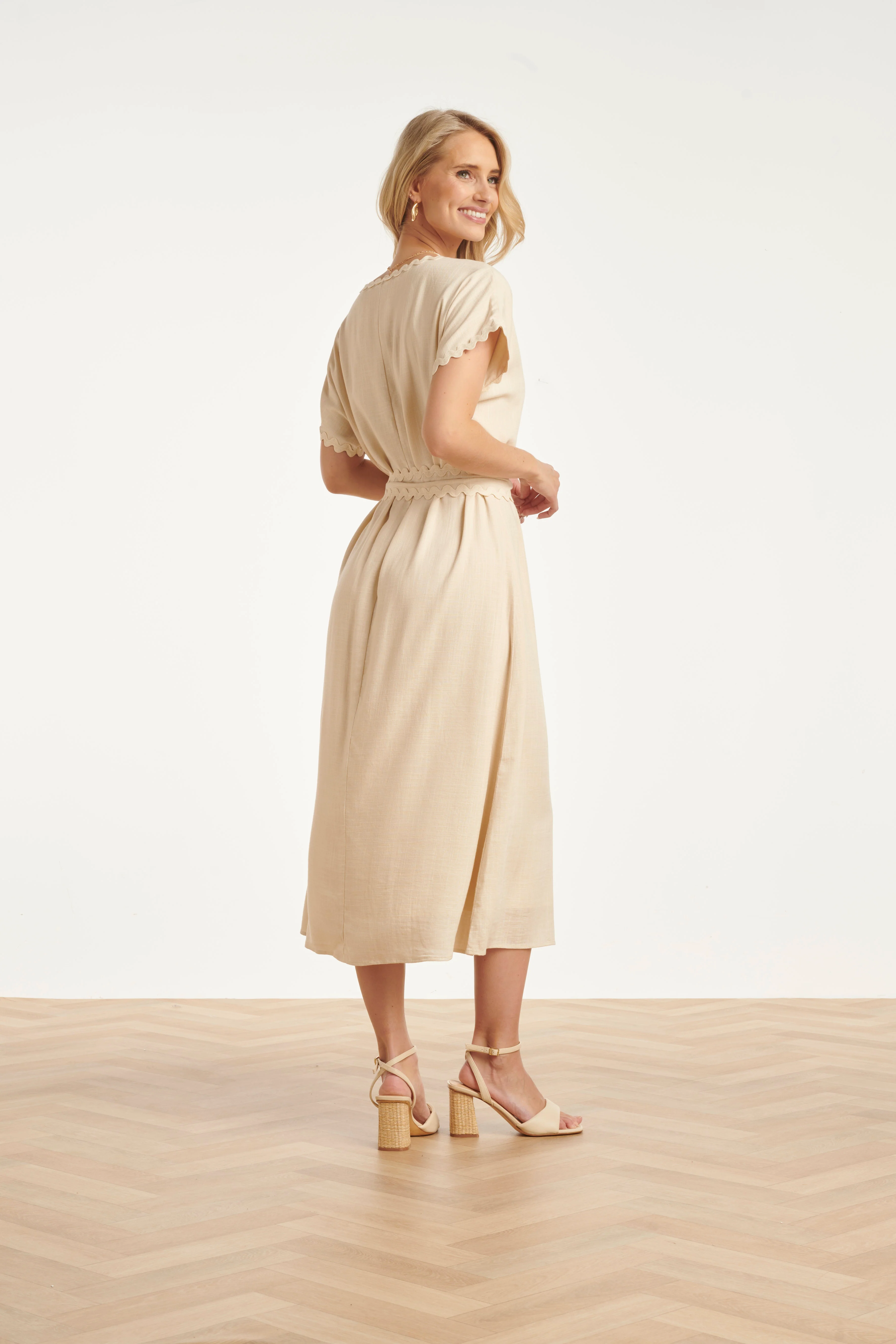 Dames Jurk Met Strikceintuur En Golvende Details | Sand - Image 10