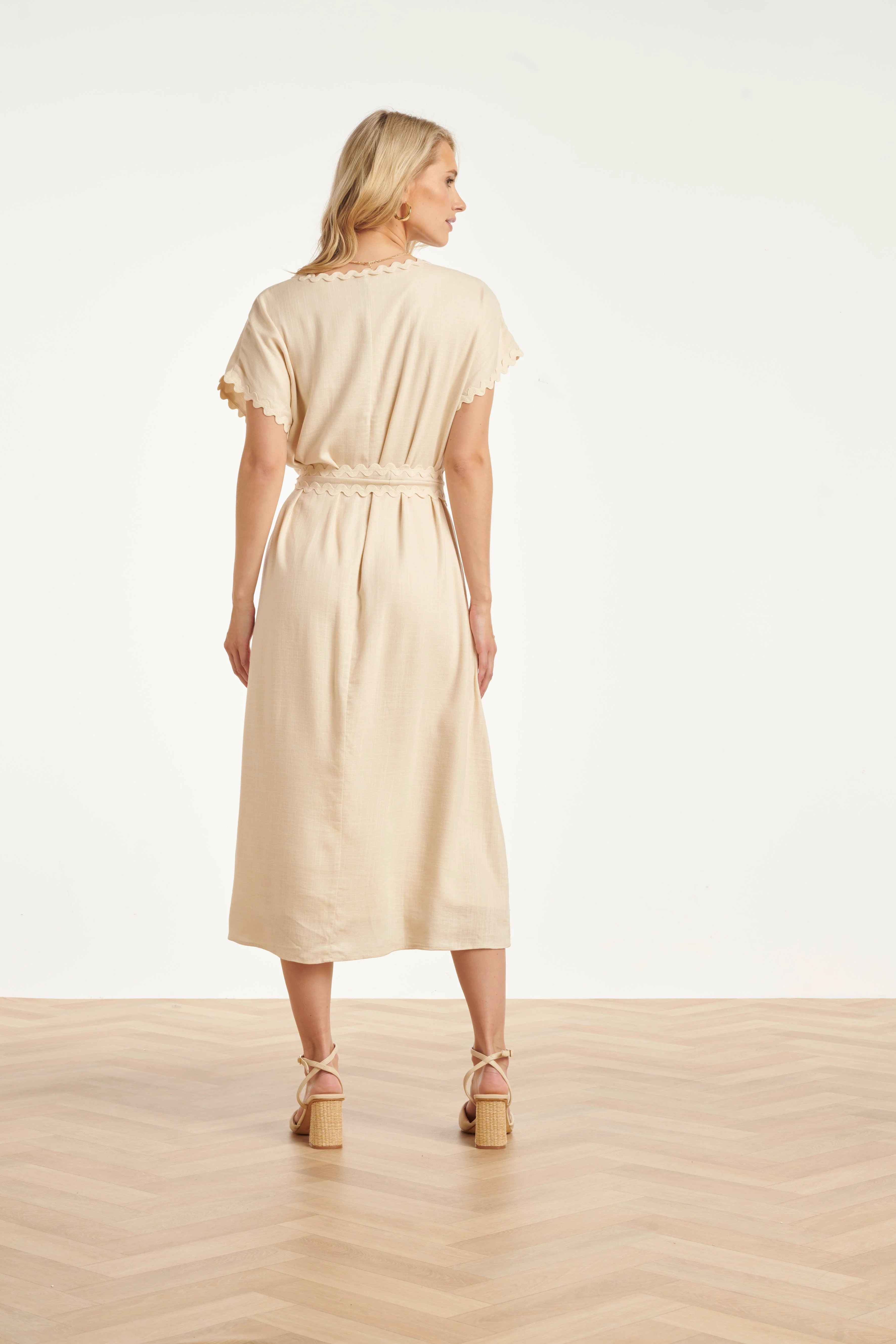 Dames Jurk Met Strikceintuur En Golvende Details | Sand - Image 11