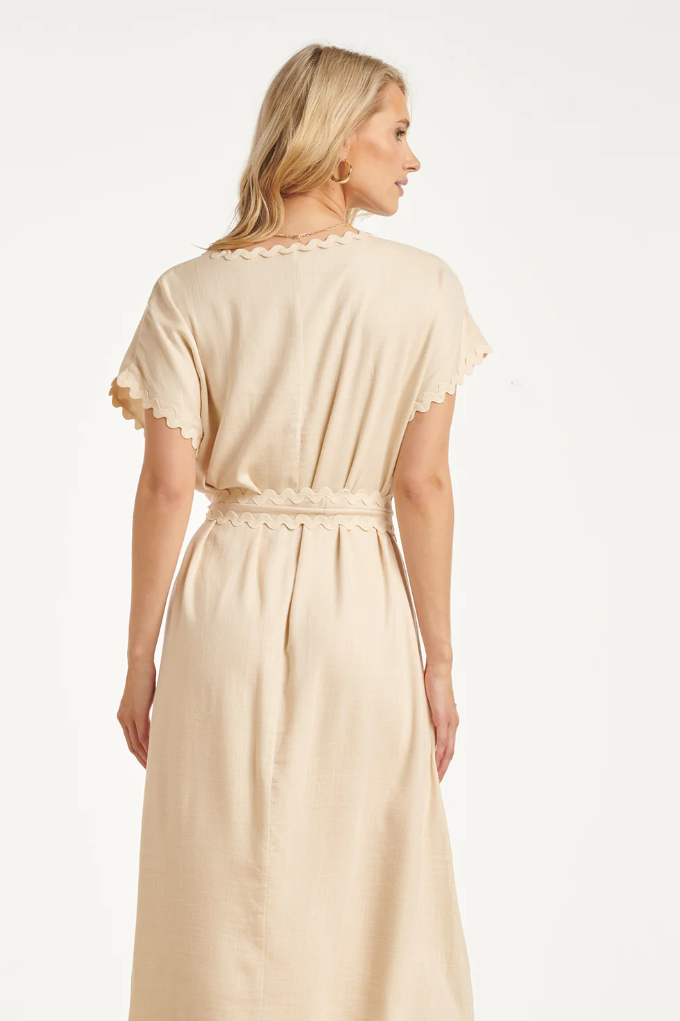 Dames Jurk Met Strikceintuur En Golvende Details | Sand - Image 12