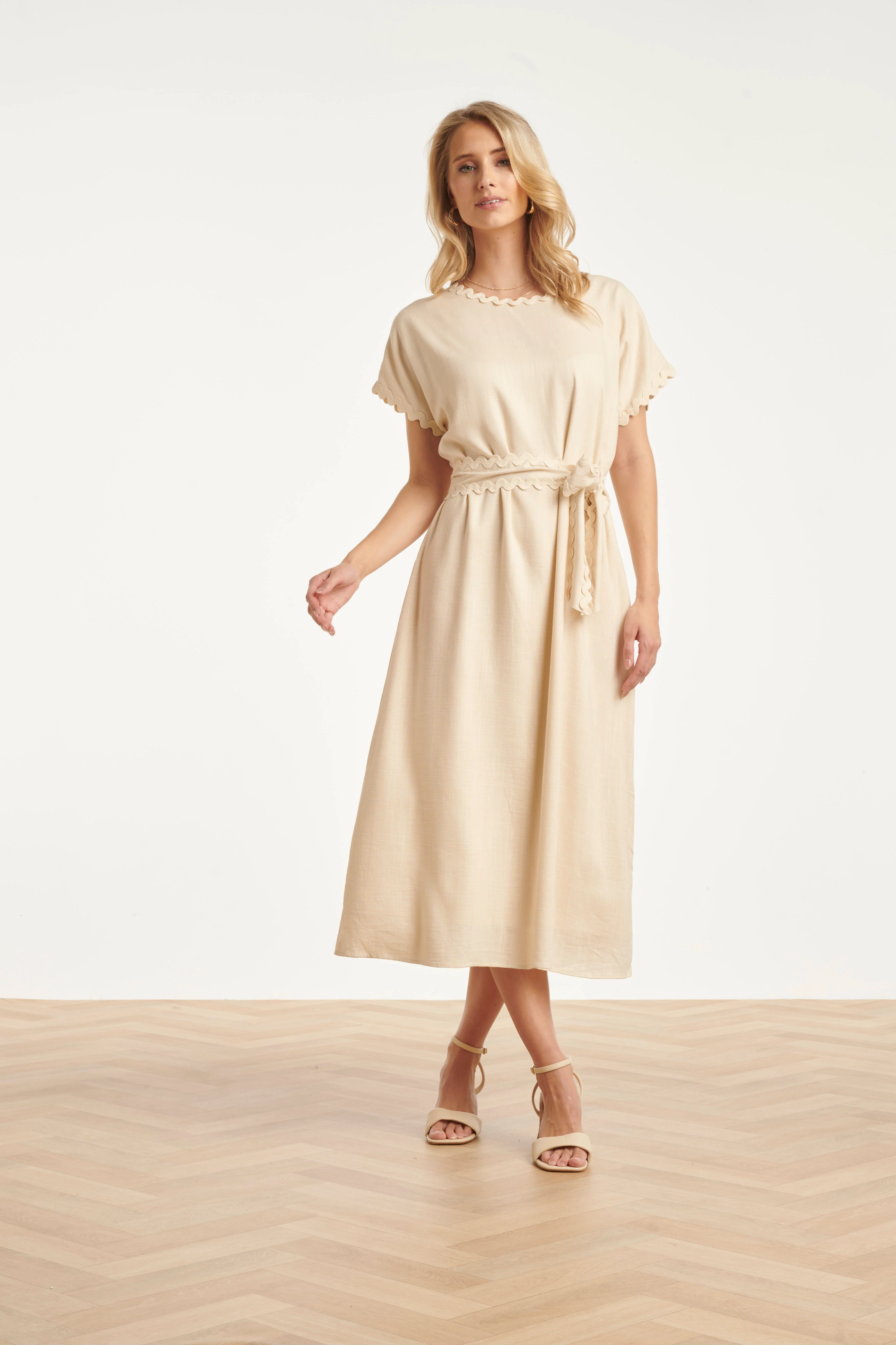 Dames Jurk Met Strikceintuur En Golvende Details | Sand - Image 5
