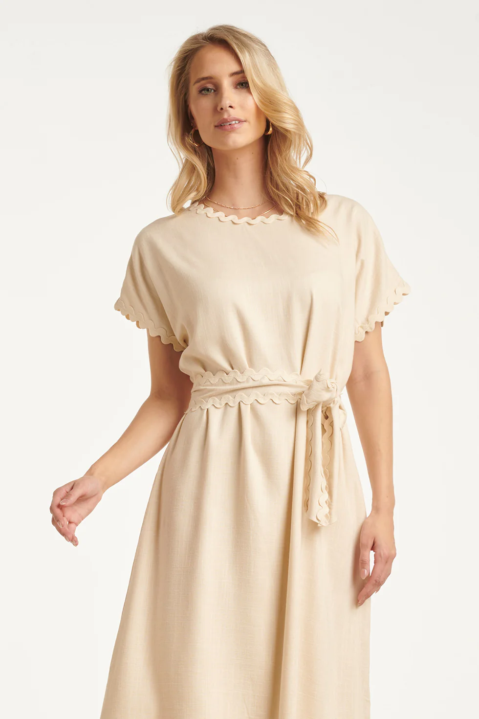 Dames Jurk Met Strikceintuur En Golvende Details | Sand - Image 6