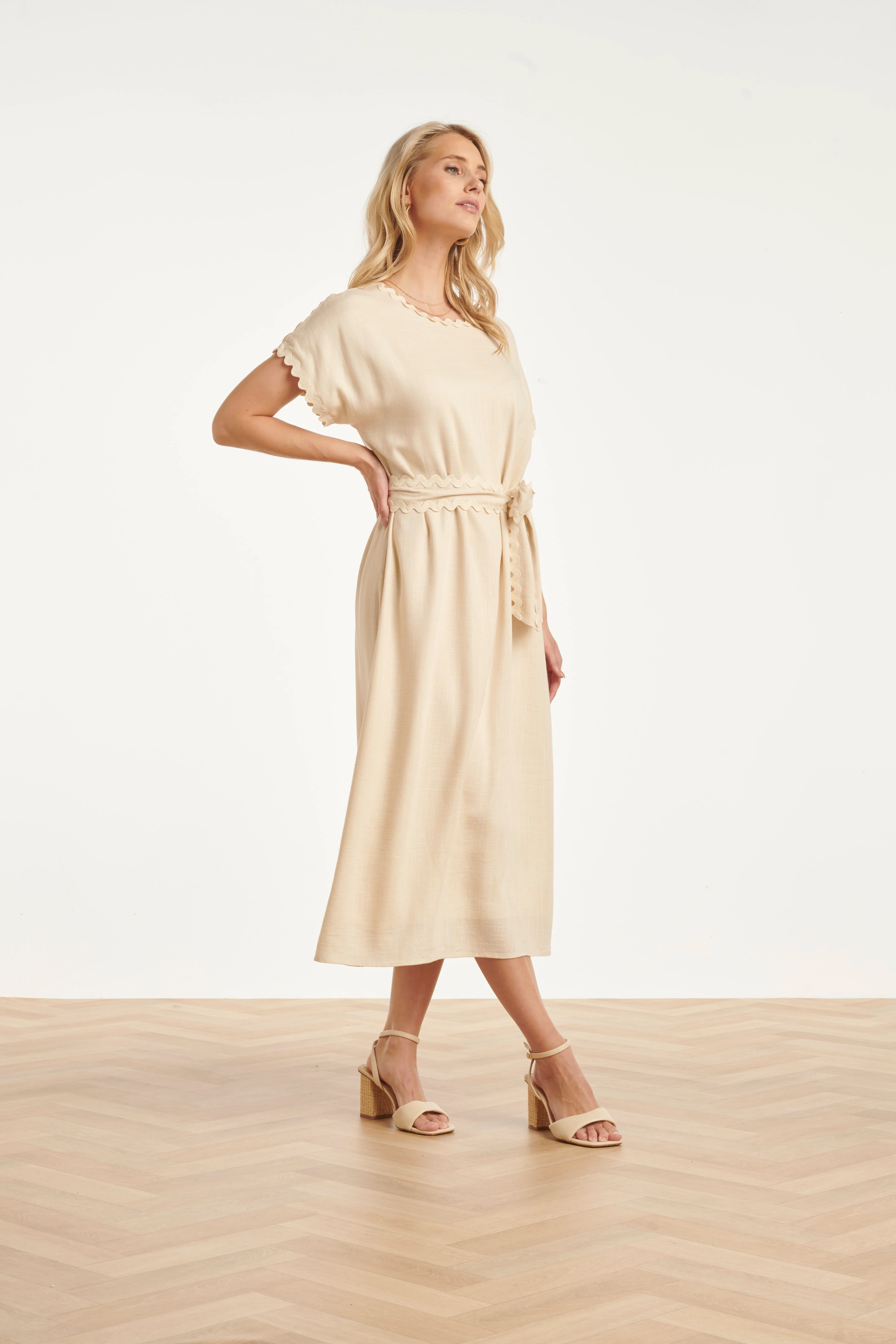 Dames Jurk Met Strikceintuur En Golvende Details | Sand - Image 8