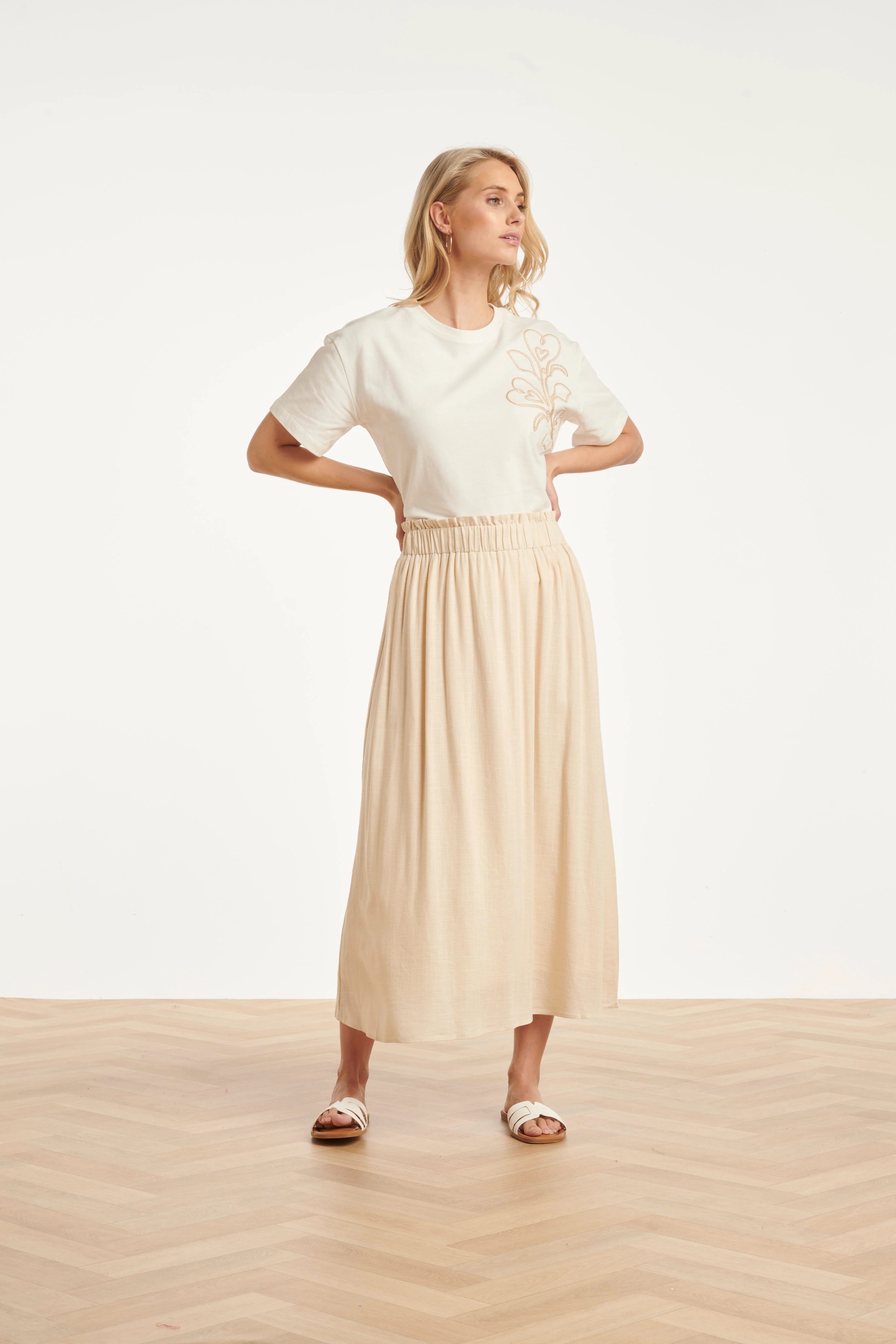 Dames T-Shirt Met Borduurdetail En Hartvormige Accenten | Off White - Sand - Image 5