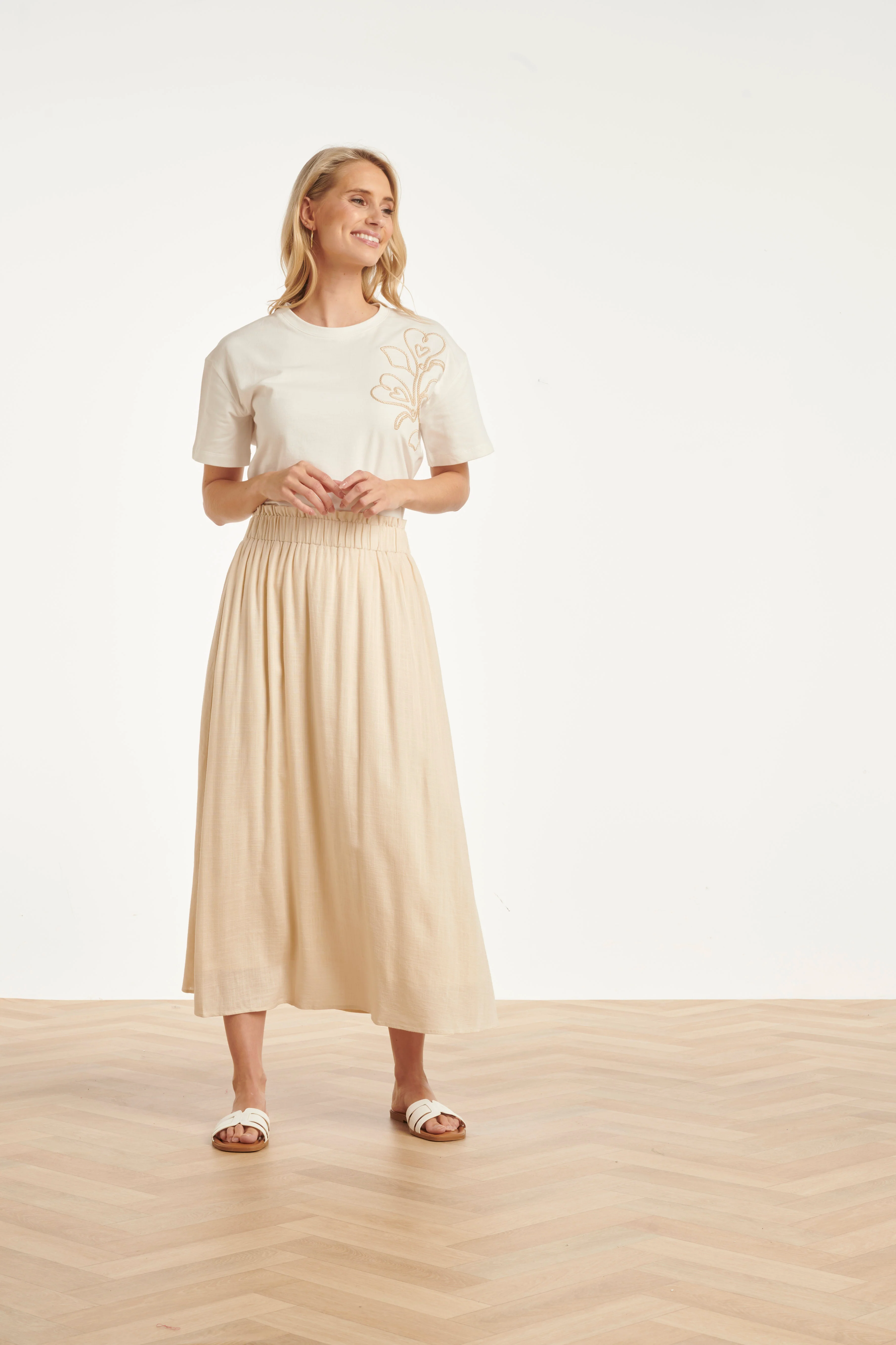 Dames T-Shirt Met Borduurdetail En Hartvormige Accenten | Off White - Sand - Image 7