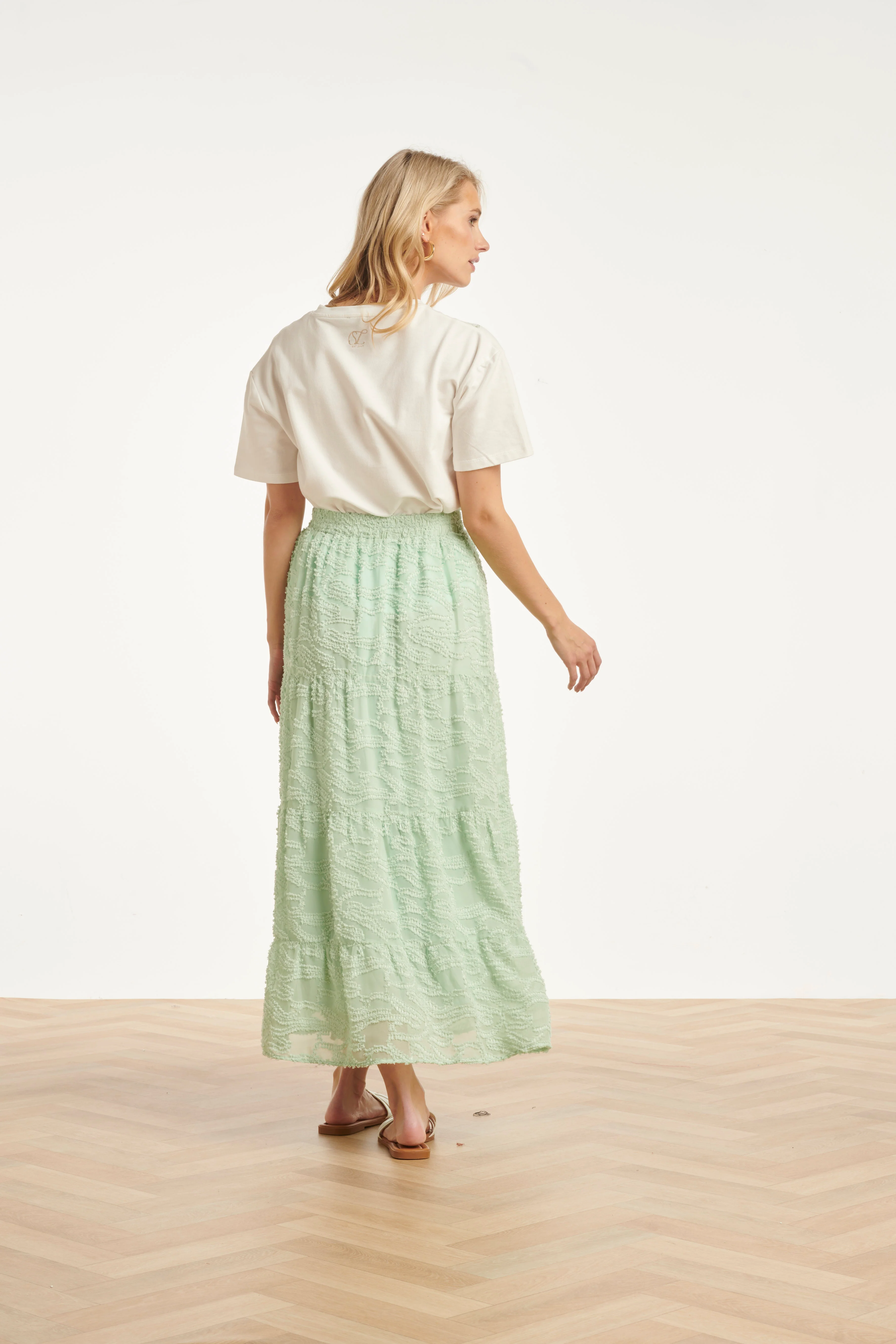 Dames T-Shirt Met Geborduurde Bloemprint | Off White - Soft Green - Image 11