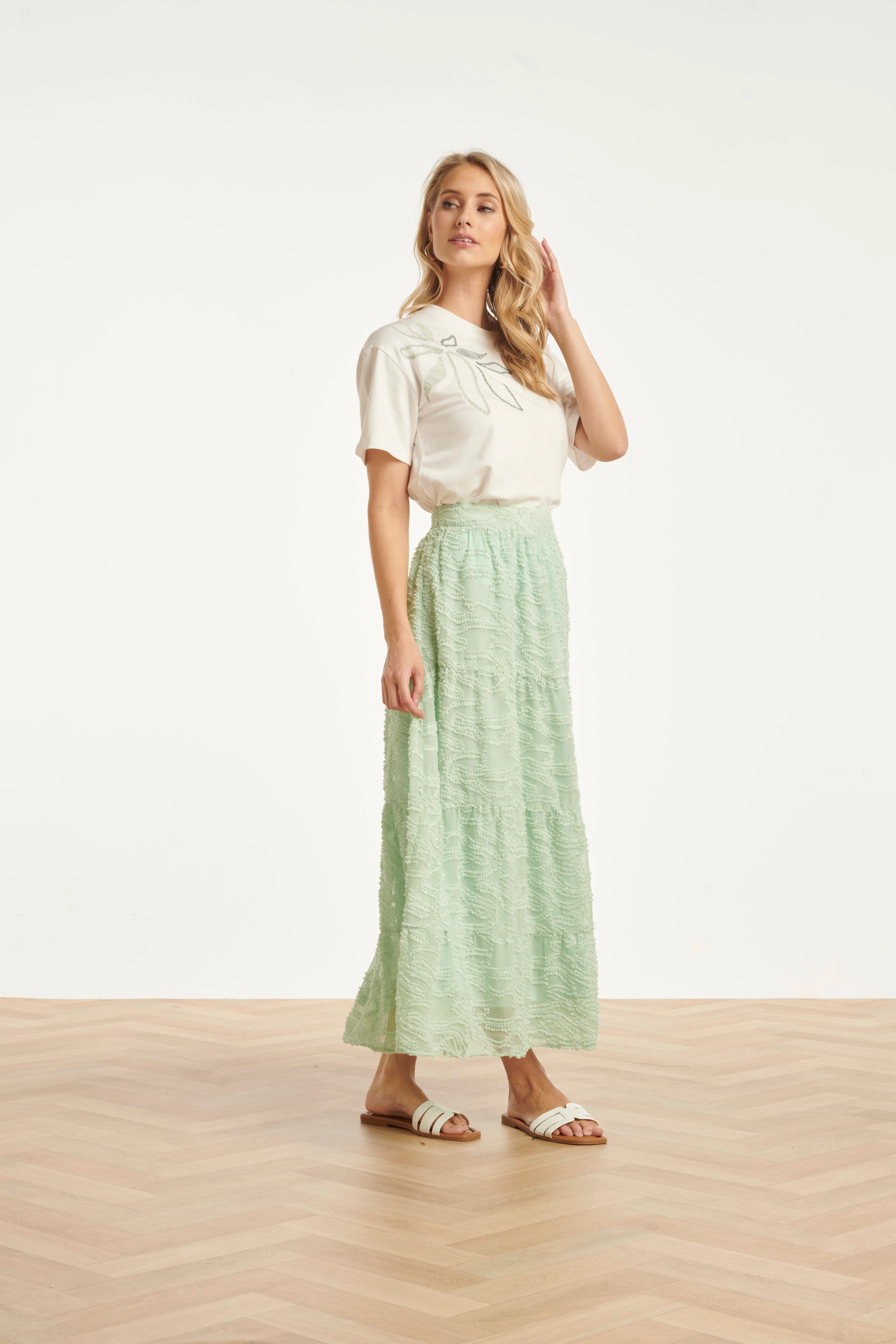 Dames T-Shirt Met Geborduurde Bloemprint | Off White - Soft Green - Image 7