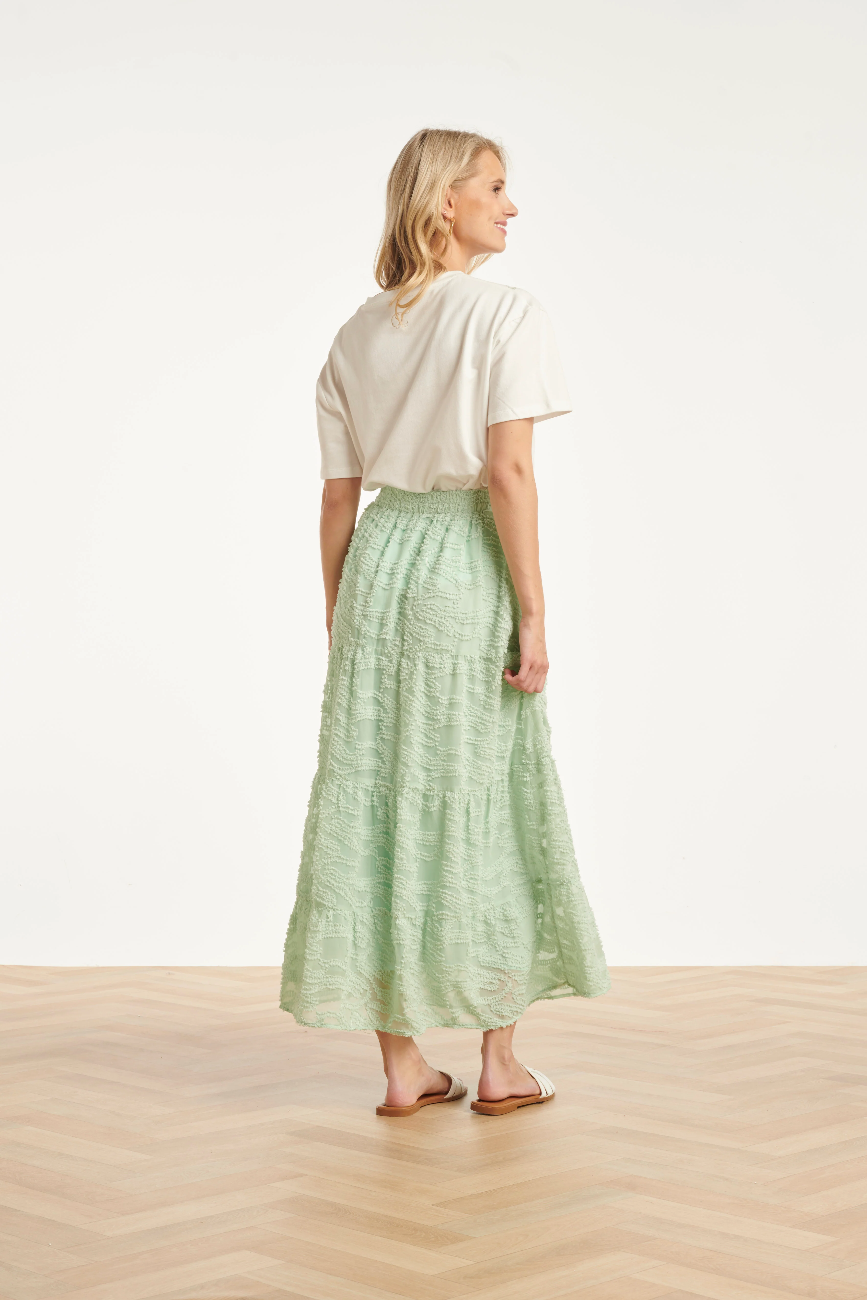 Dames T-Shirt Met Geborduurde Bloemprint | Off White - Soft Green - Image 9