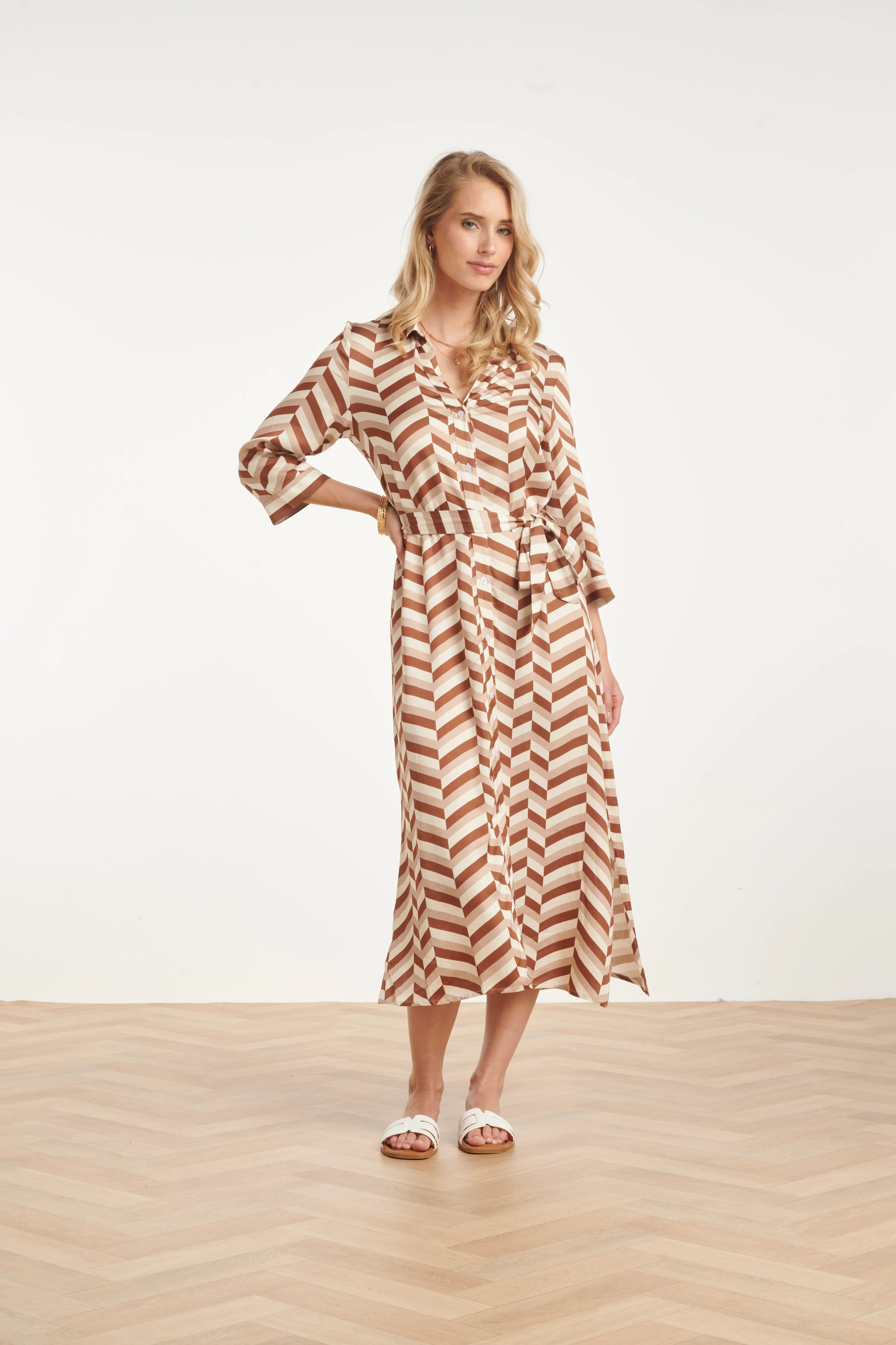 Doorknoopjurk Met Bruine Chevron Print | Brown - Dark Sand