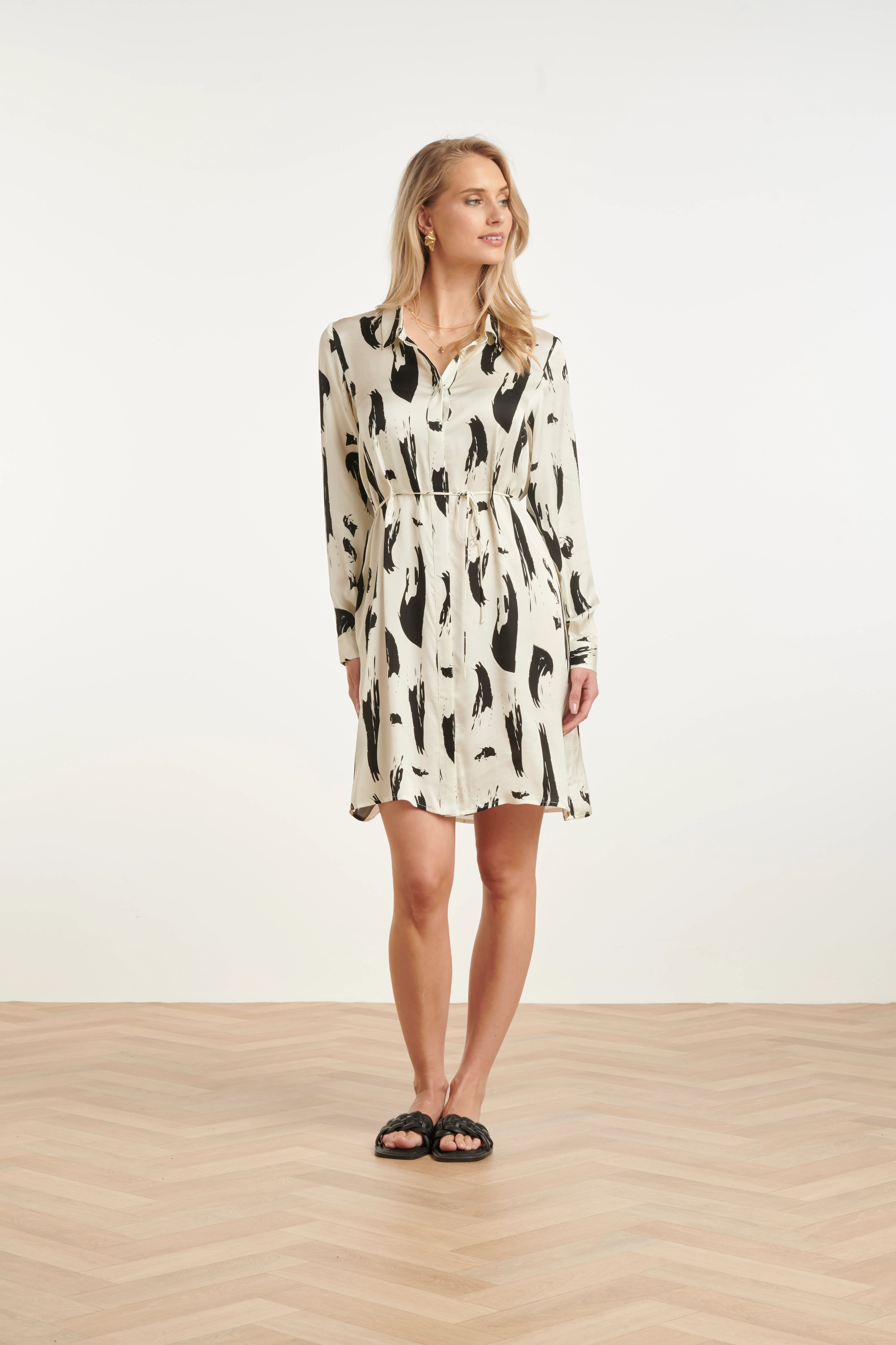 Doorknoopjurk Met Zwart-Witte Abstracte Print | Off White - Black - Image 3
