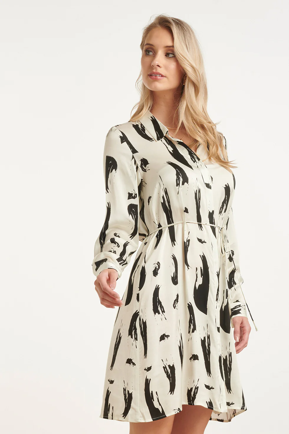 Doorknoopjurk Met Zwart-Witte Abstracte Print | Off White - Black - Image 4