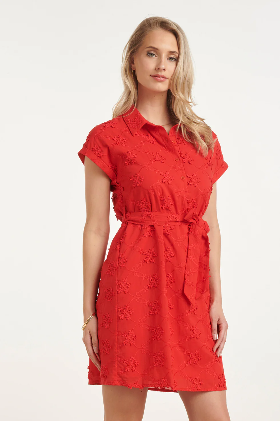 Elegante Doorknoopjurk Met Fijn Bloemen Borduursel | Red - Image 4