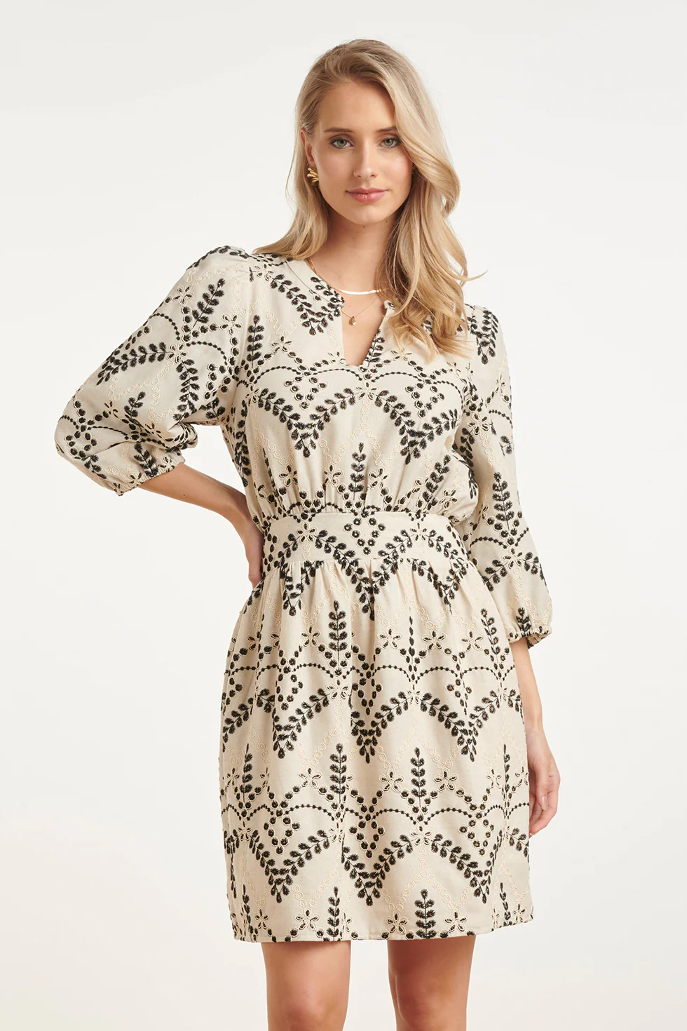 Elegante Taillejurk Met Rijk Geborduurde Print | Sand - Black