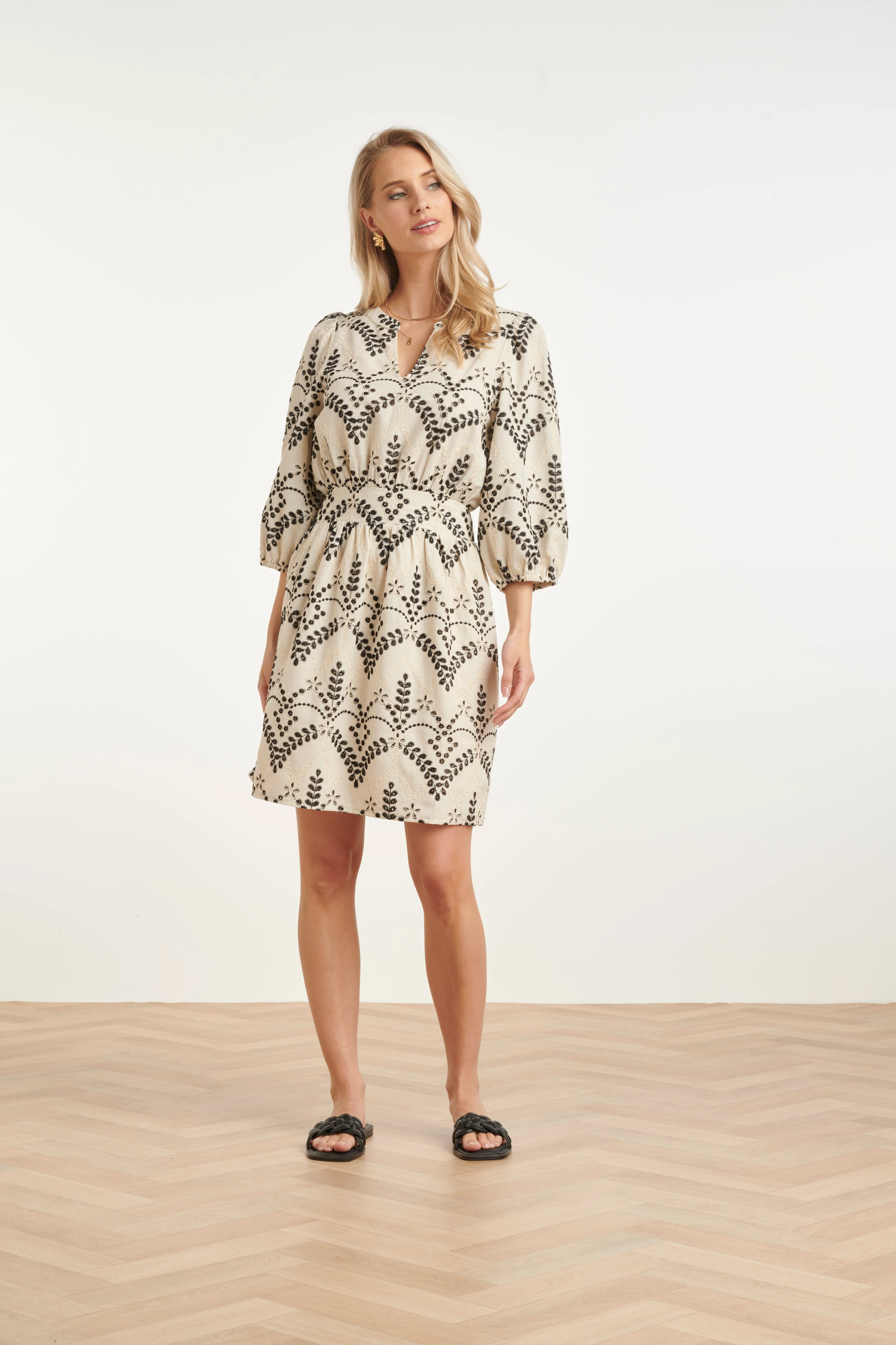 Elegante Taillejurk Met Rijk Geborduurde Print | Sand - Black - Image 3