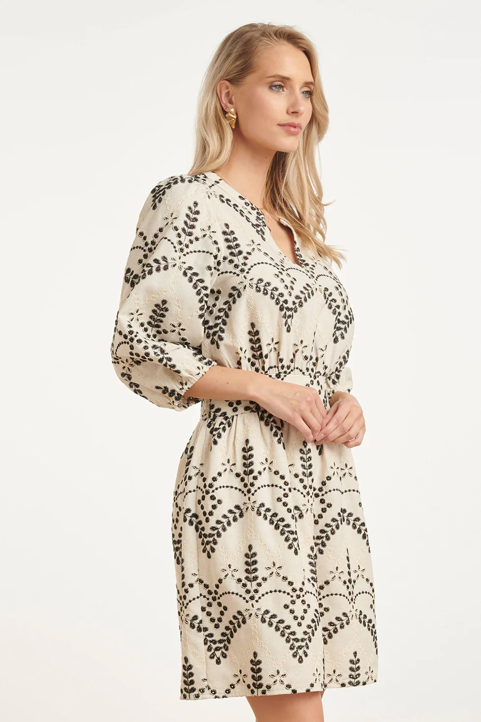 Elegante Taillejurk Met Rijk Geborduurde Print | Sand - Black - Image 4