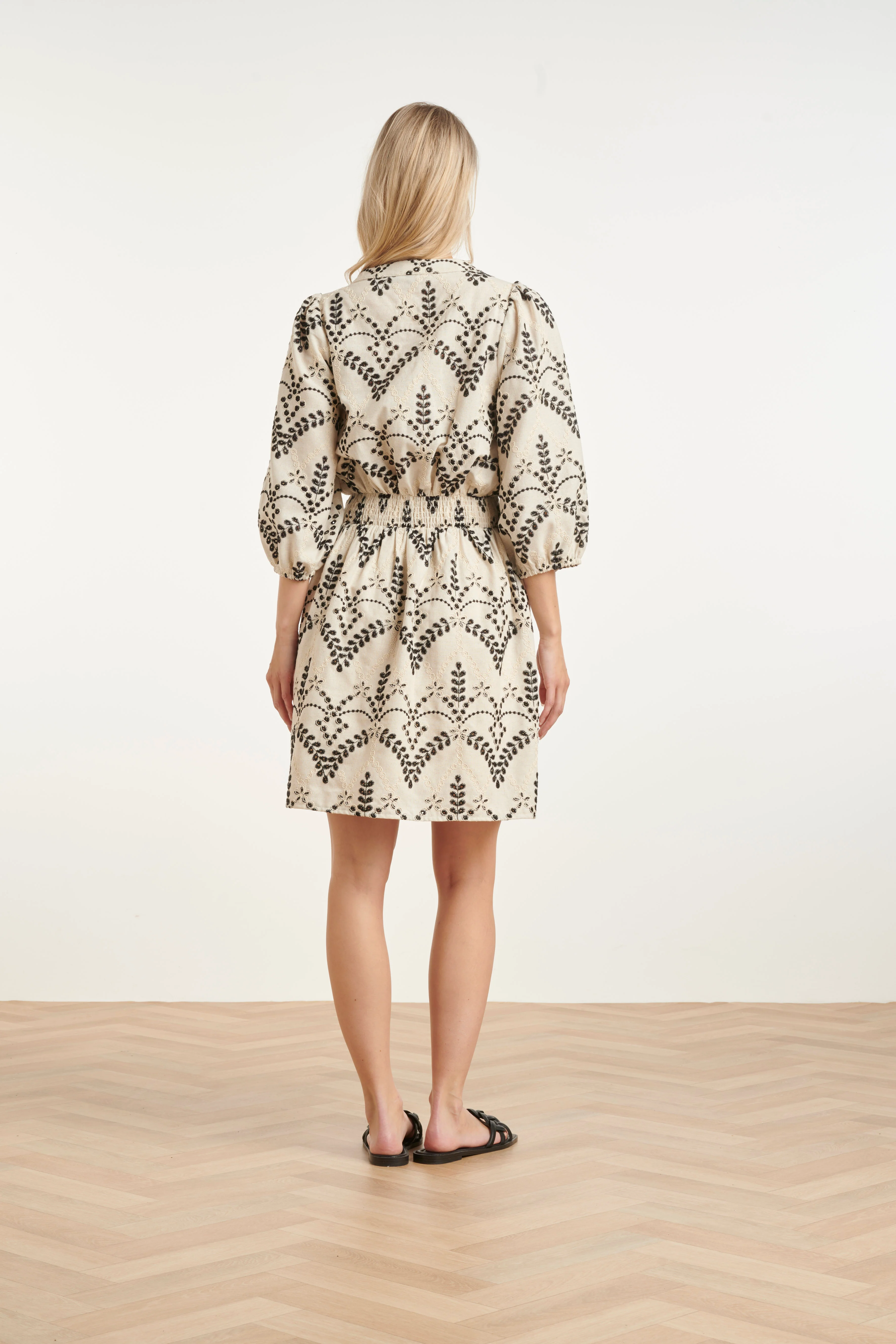 Elegante Taillejurk Met Rijk Geborduurde Print | Sand - Black - Image 6
