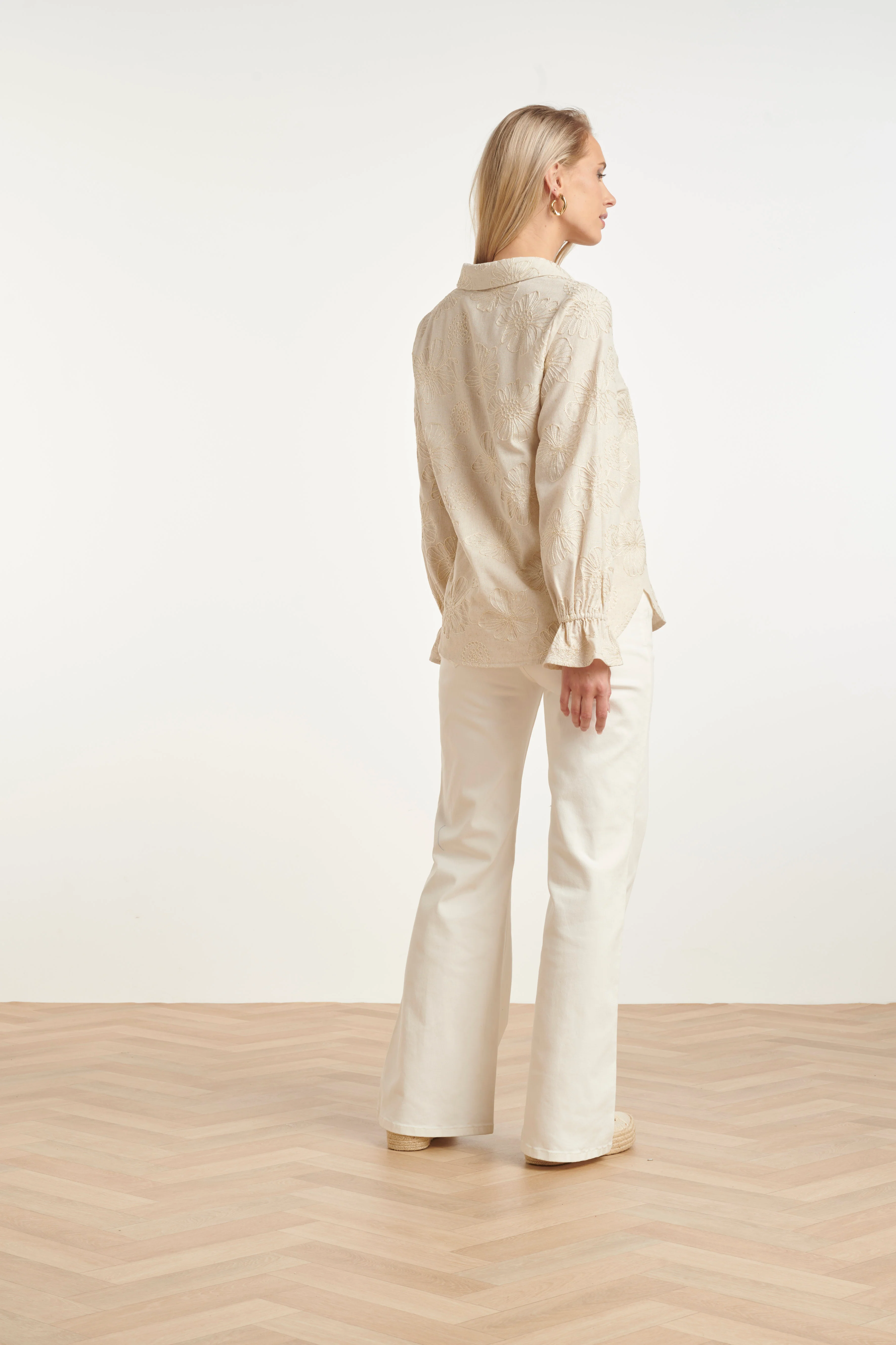 Elegante Zandkleurige Blouse Met Bloemenprint En Ruches | Sand - Gold - Image 5
