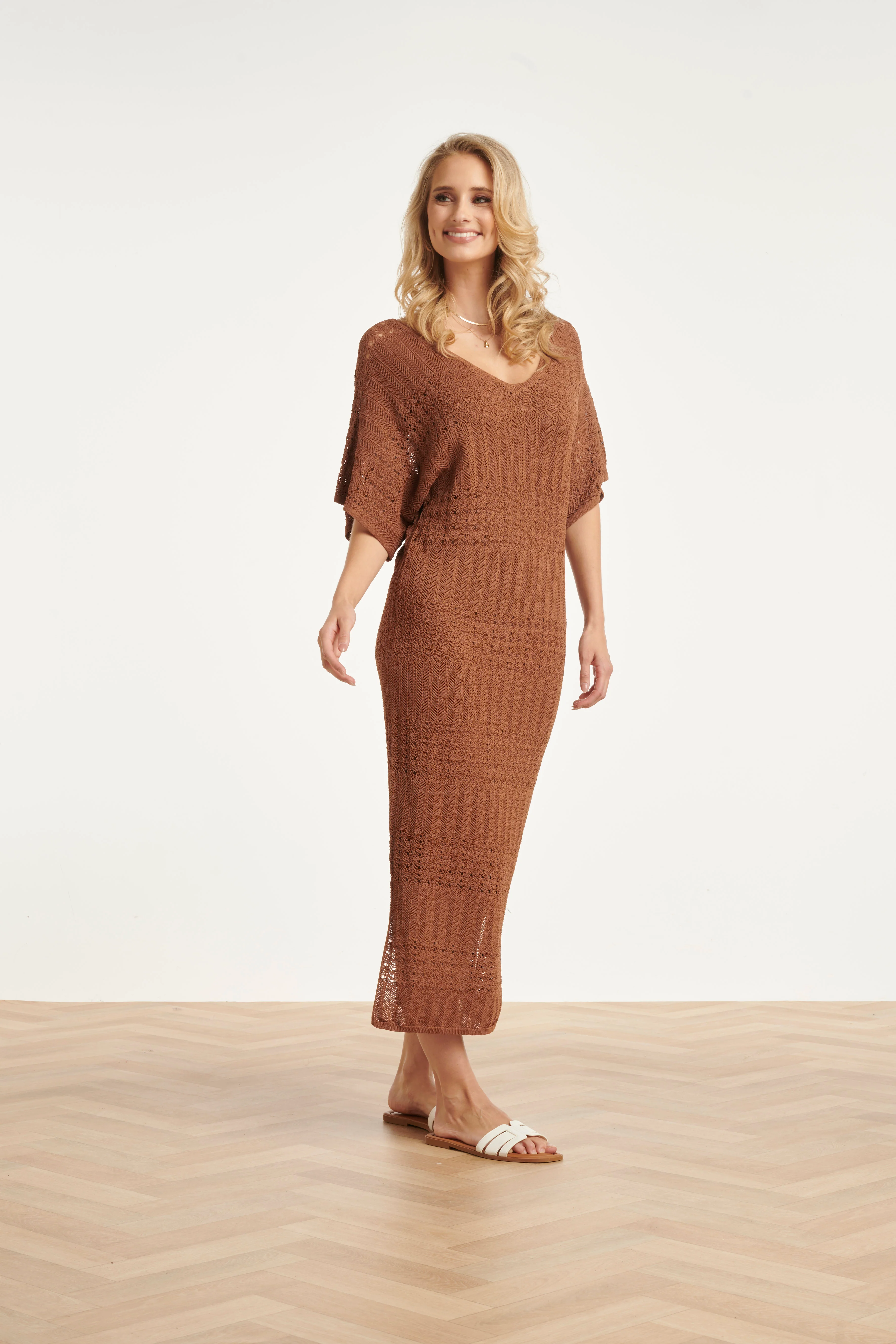 Gebreide Maxi-Jurk Met V-Hals In Bruin | Brown - Image 4