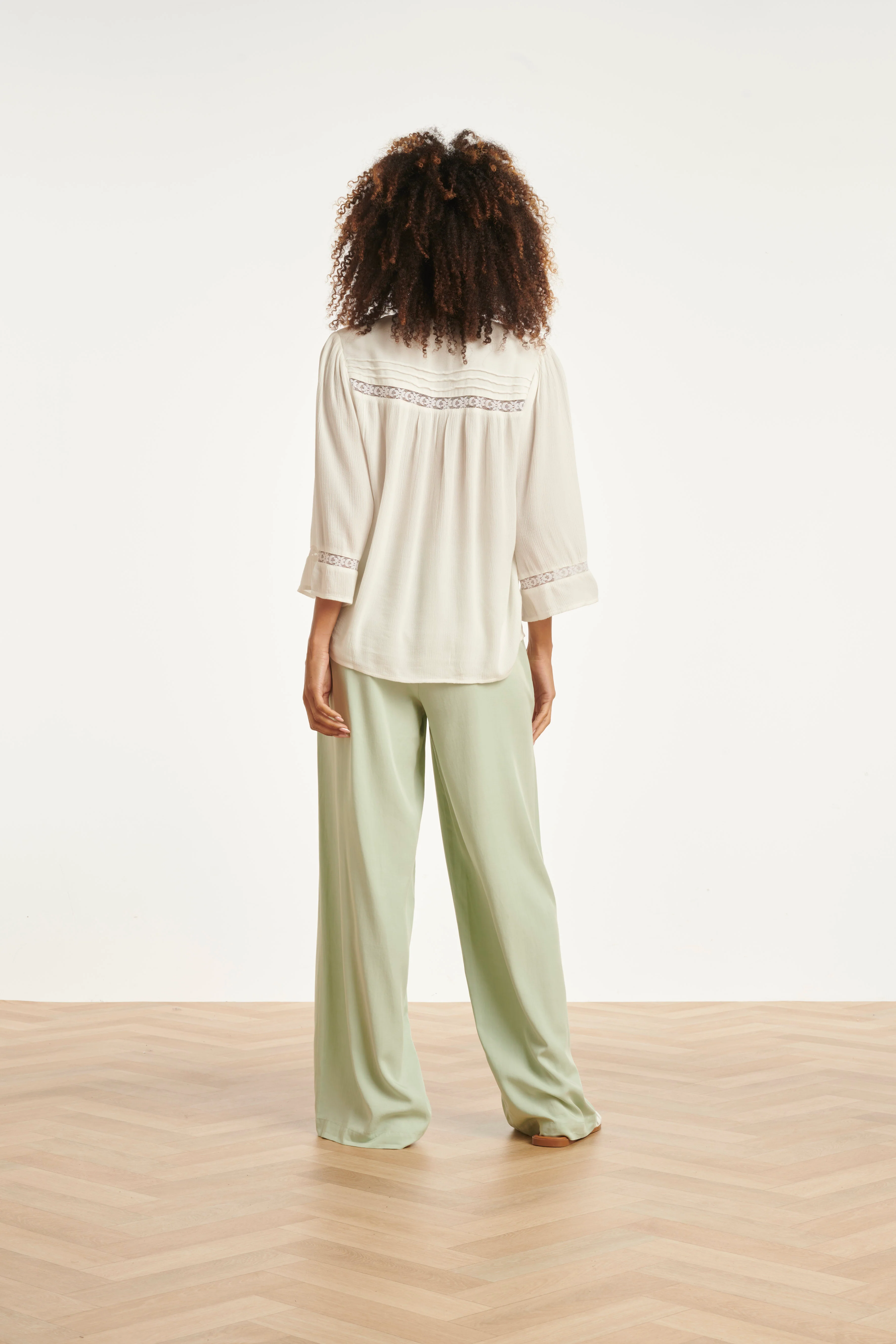 Gebroken Wit Blouse Met Kant En Fijne Details | Off White - Image 11