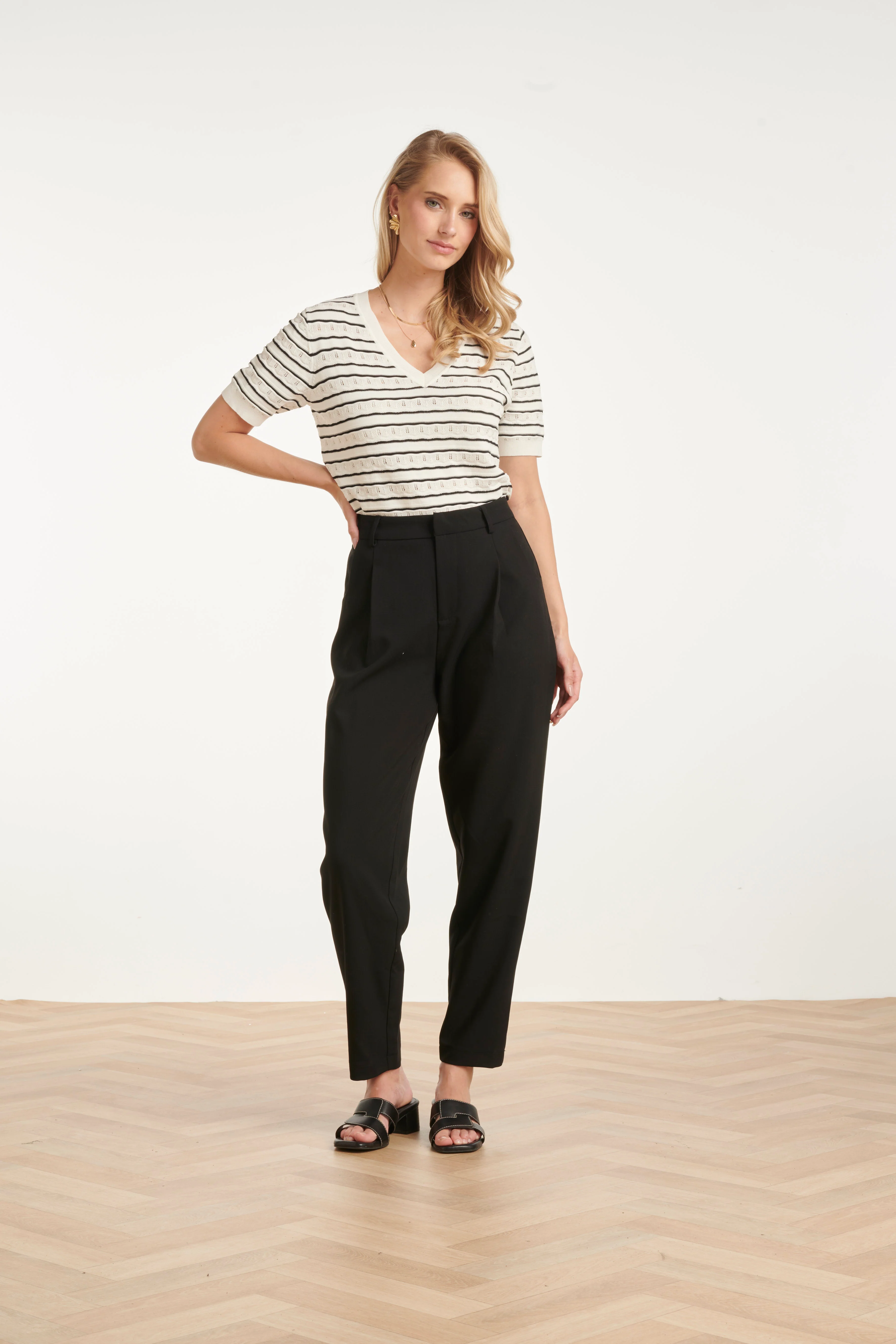 Gestreept Gebreid T-Shirt Zwart & Off-White Met V-Hals | Off White - Black