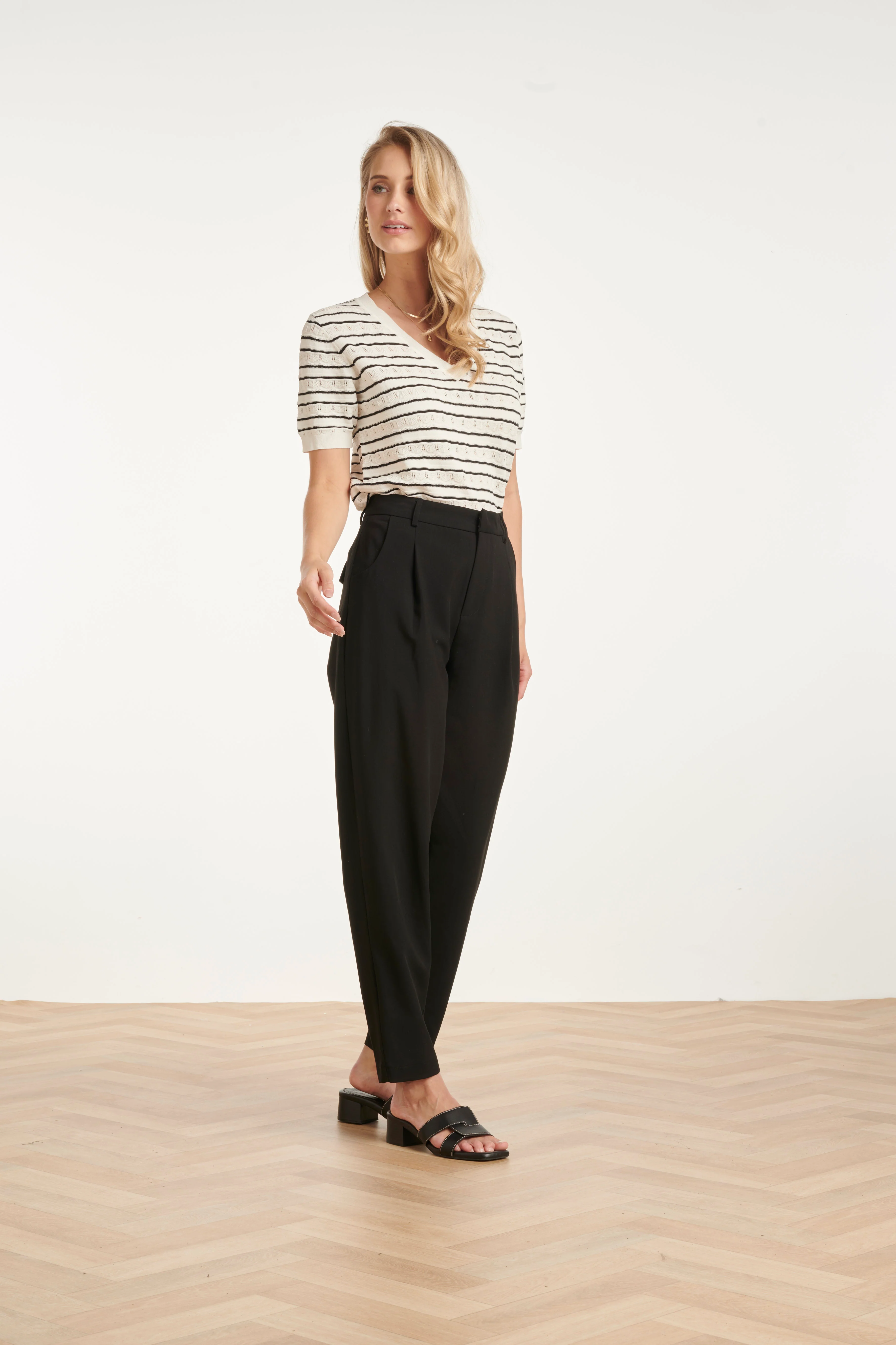 Gestreept Gebreid T-Shirt Zwart & Off-White Met V-Hals | Off White - Black - Image 7