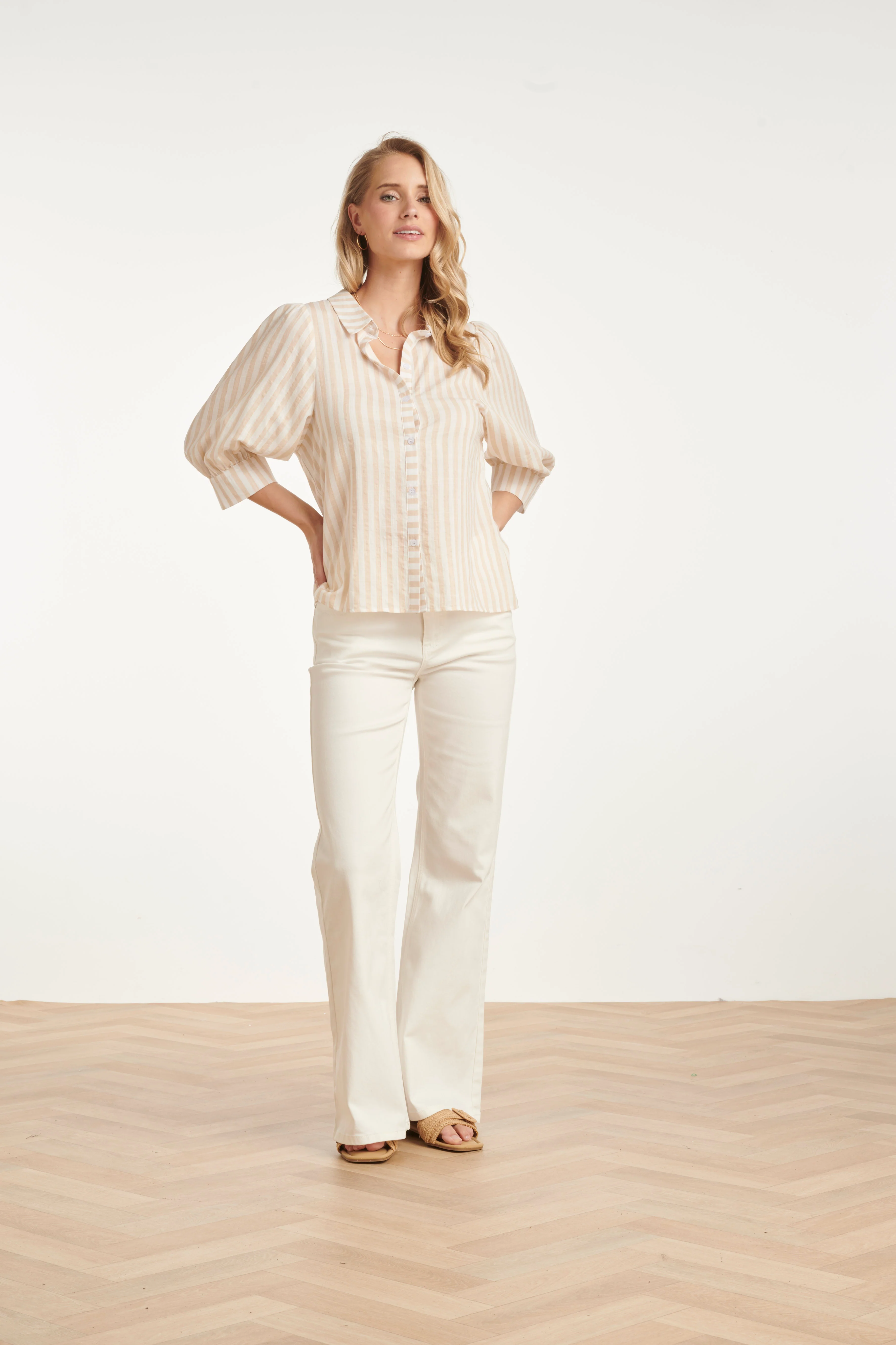 Gestreepte Dames Blouse Met Pofmouwen | Dark Sand - Off White - Image 3