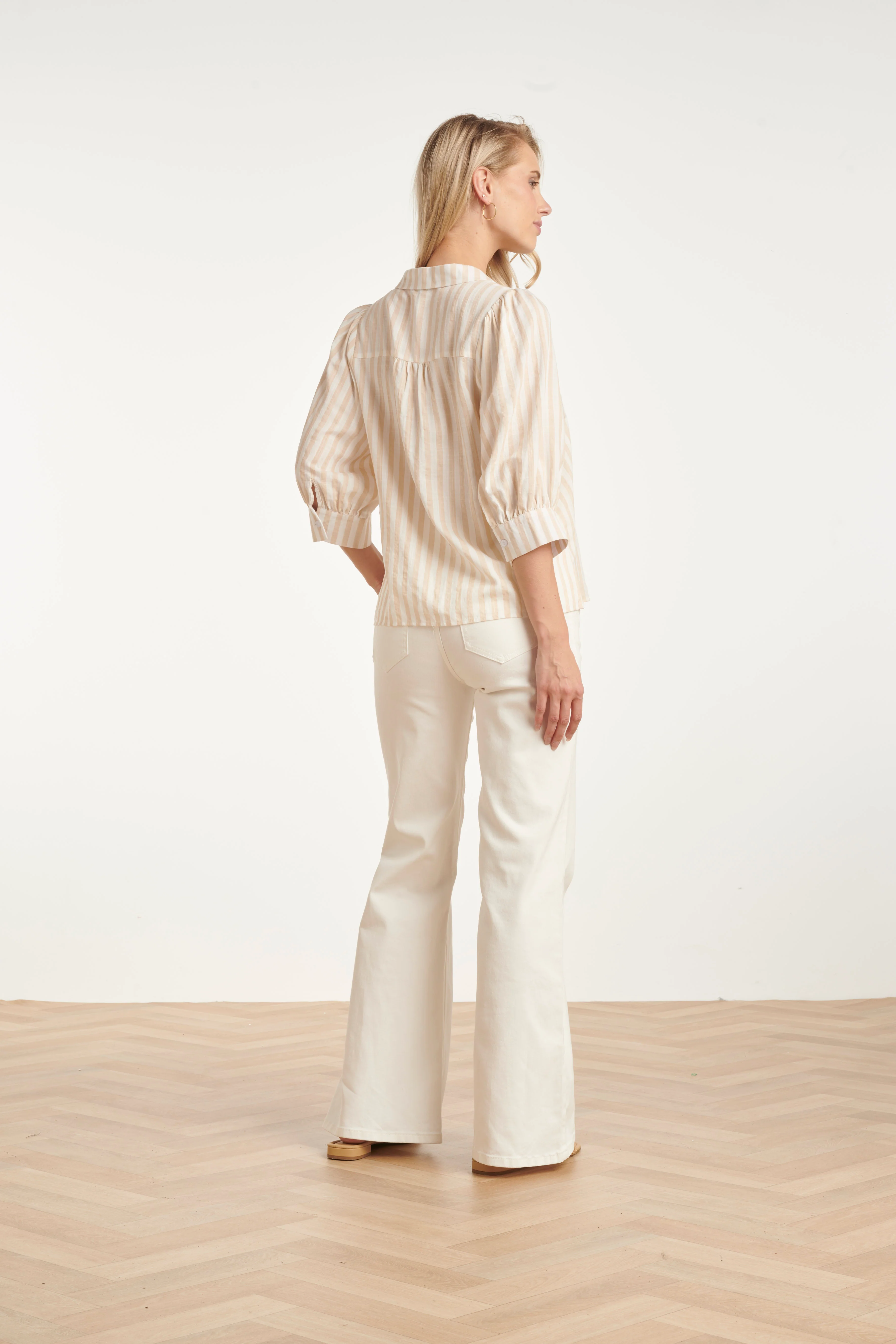 Gestreepte Dames Blouse Met Pofmouwen | Dark Sand - Off White - Image 5