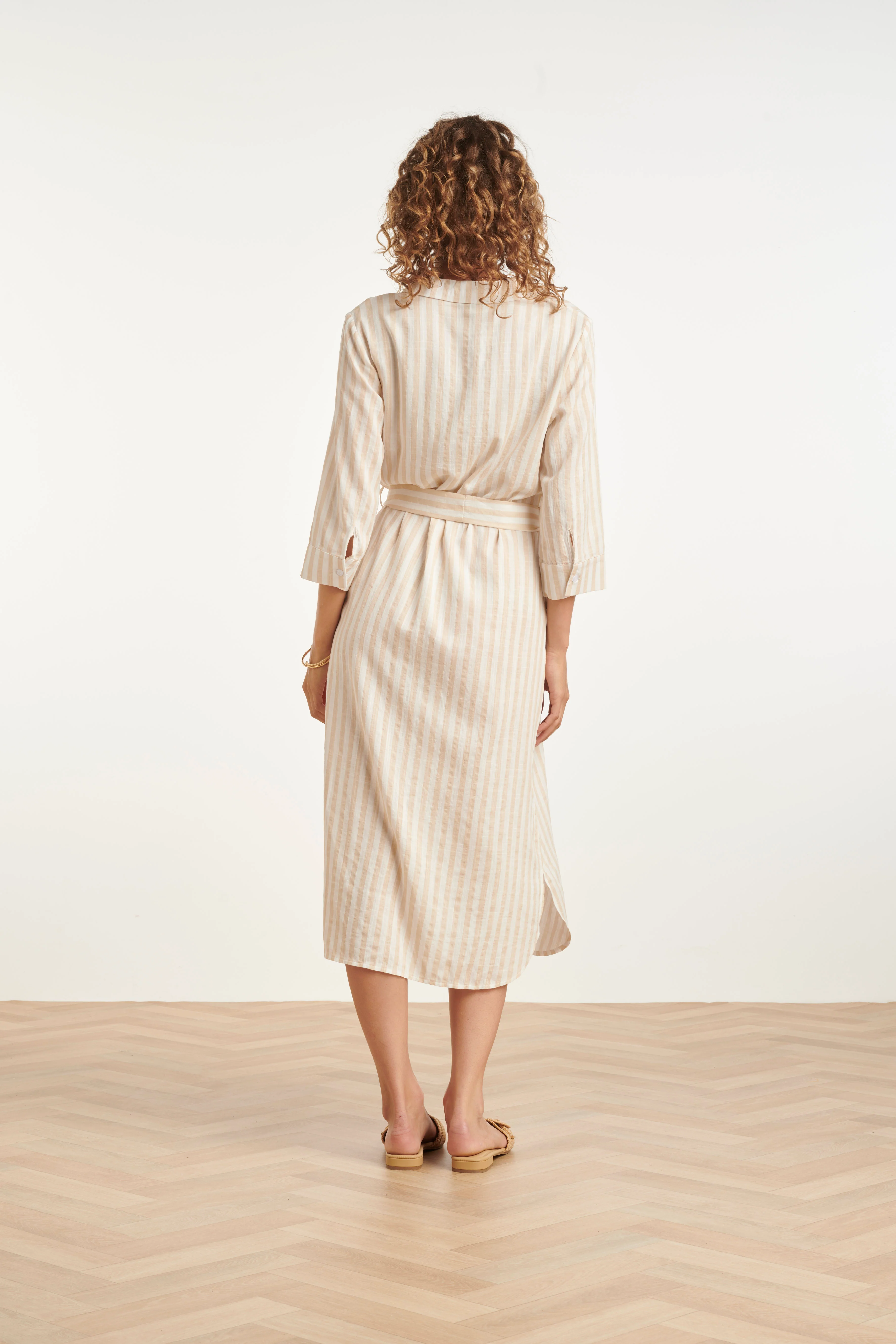 Gestreepte Maxi-Jurk Met Tailleceintuur | Dark Sand - Off White - Image 6