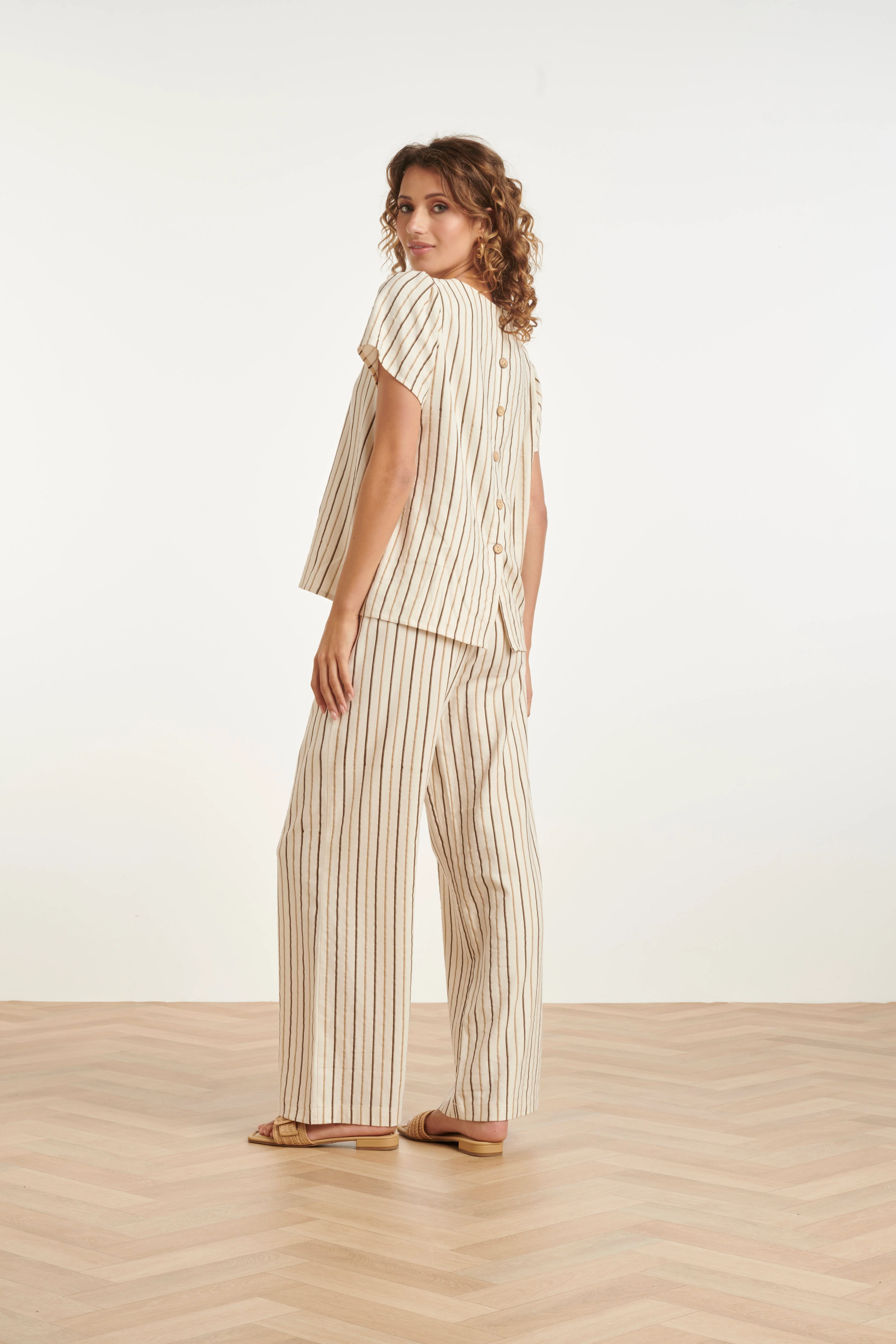 Gestreepte Wide Leg Broek Met Knoopdetail | Sand - Brown - Image 5