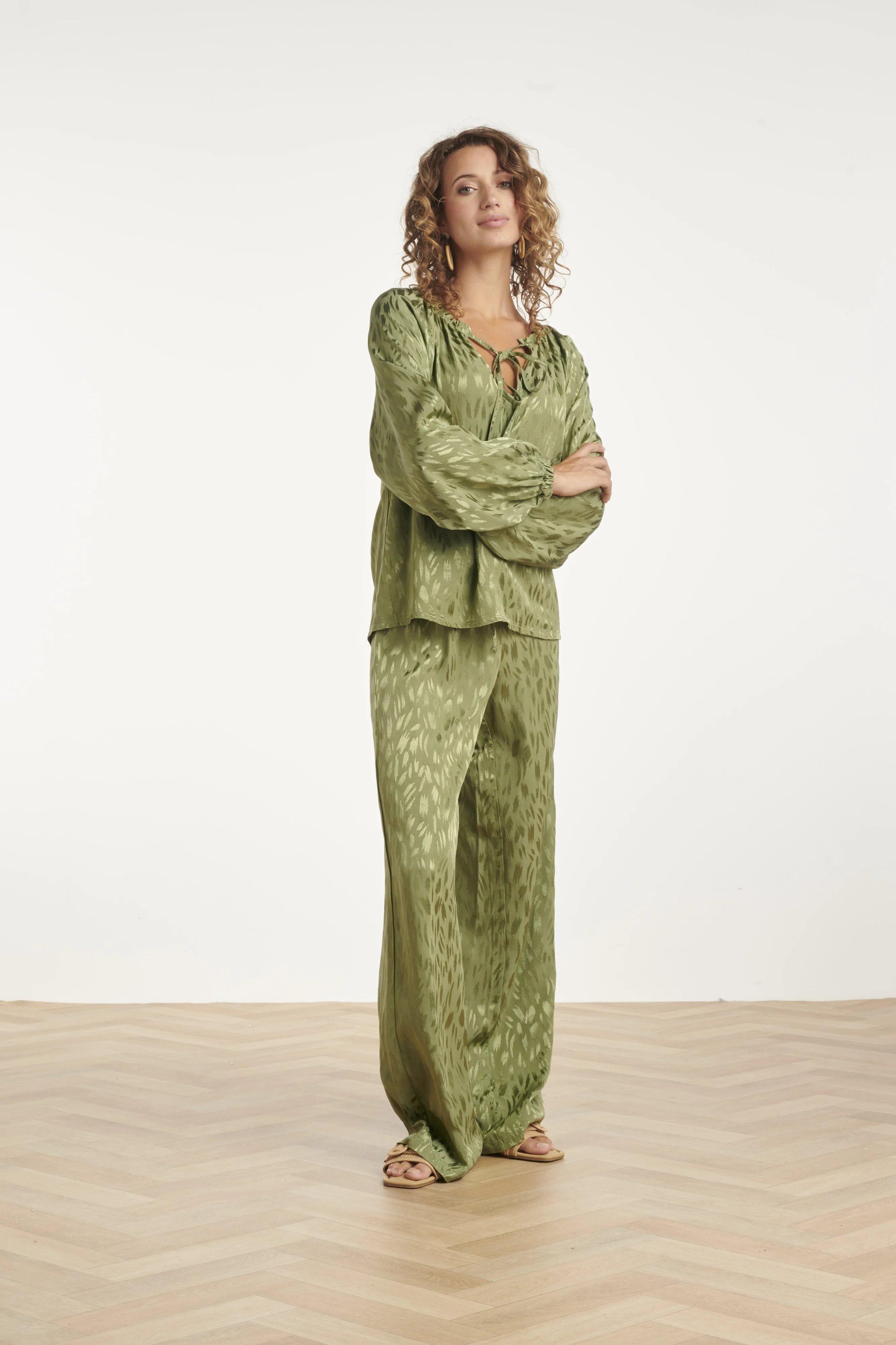 Glinsterende Wide-Leg Pantalon Met Dieren Print In Olijfgroen | Army - Image 8