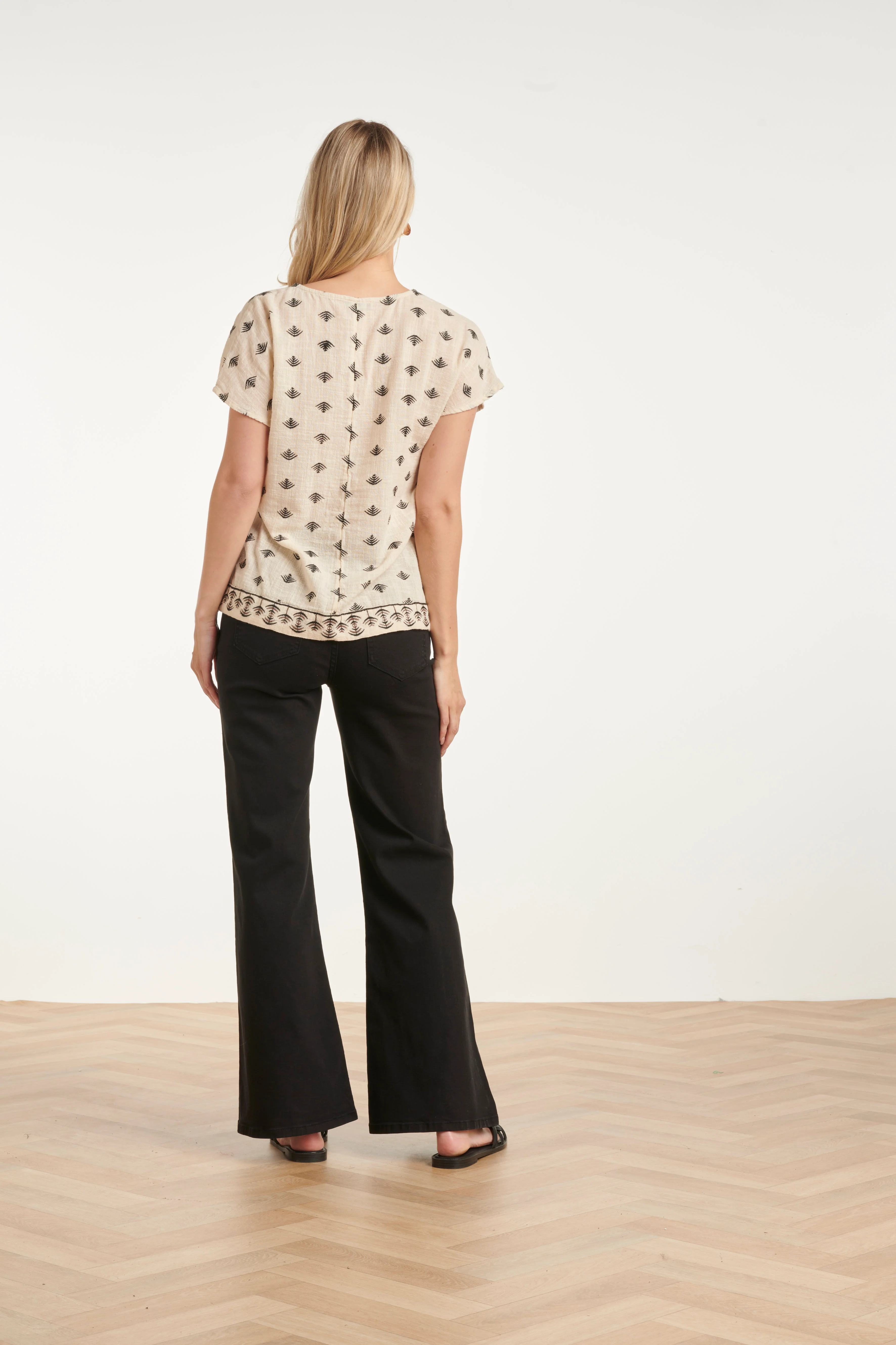 Grafische Aztec Geborduurde V-Hals Top Met Korte Mouwen En | Off White - Black - Image 9