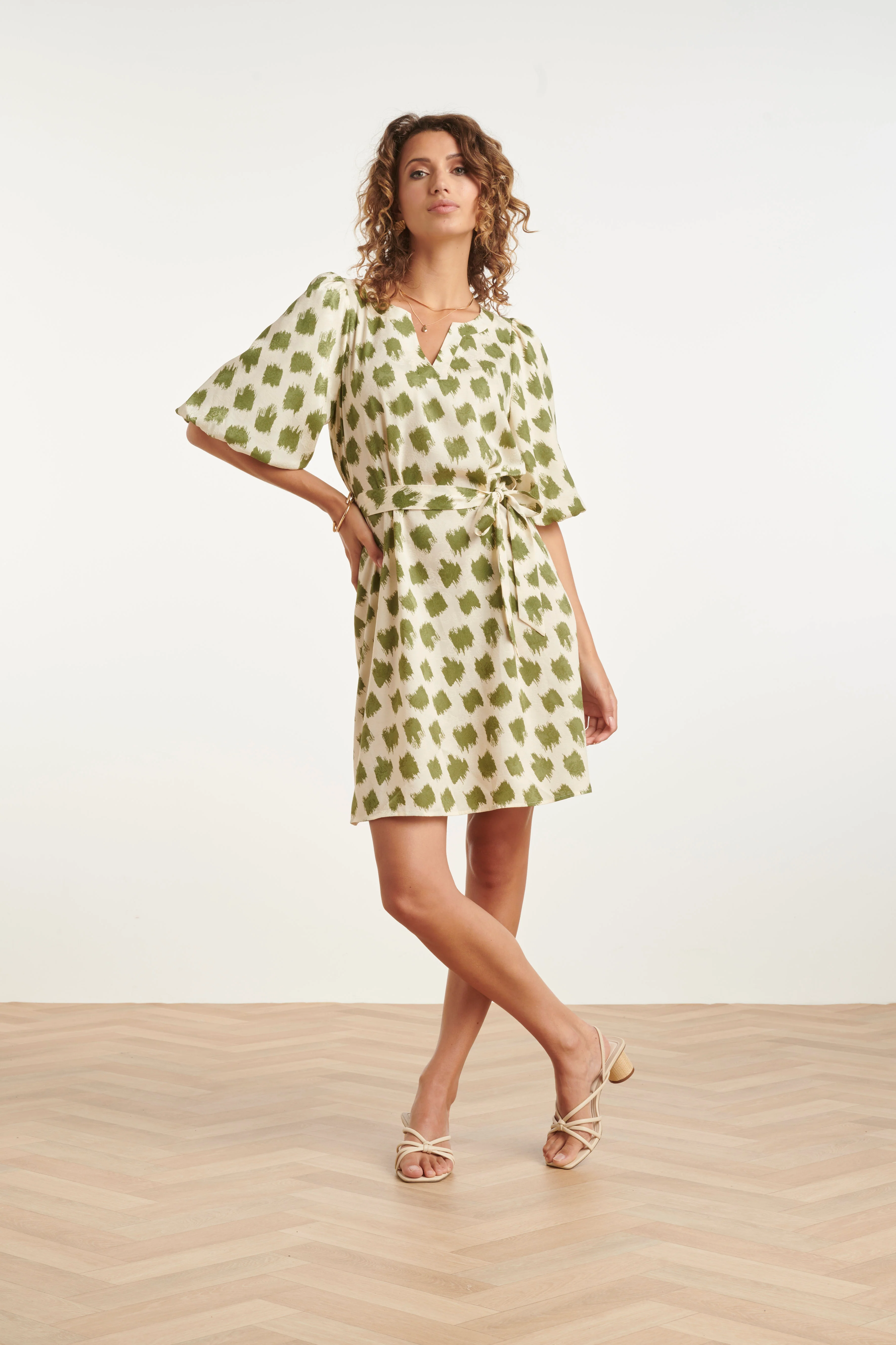 Jurk Met Abstracte Groene Dieren Print En Ceintuur | Army - Off White - Image 3