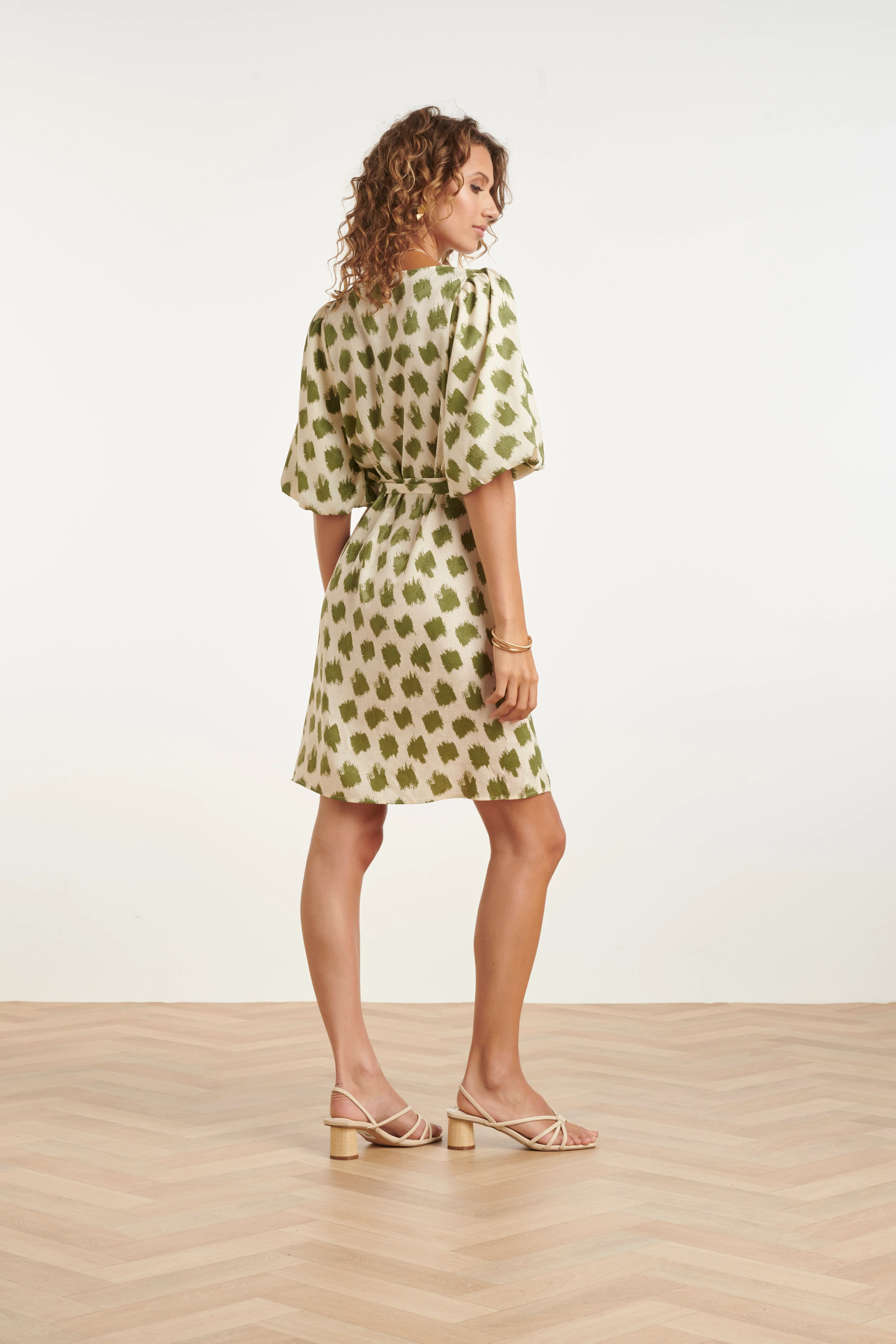 Jurk Met Abstracte Groene Dieren Print En Ceintuur | Army - Off White - Image 5