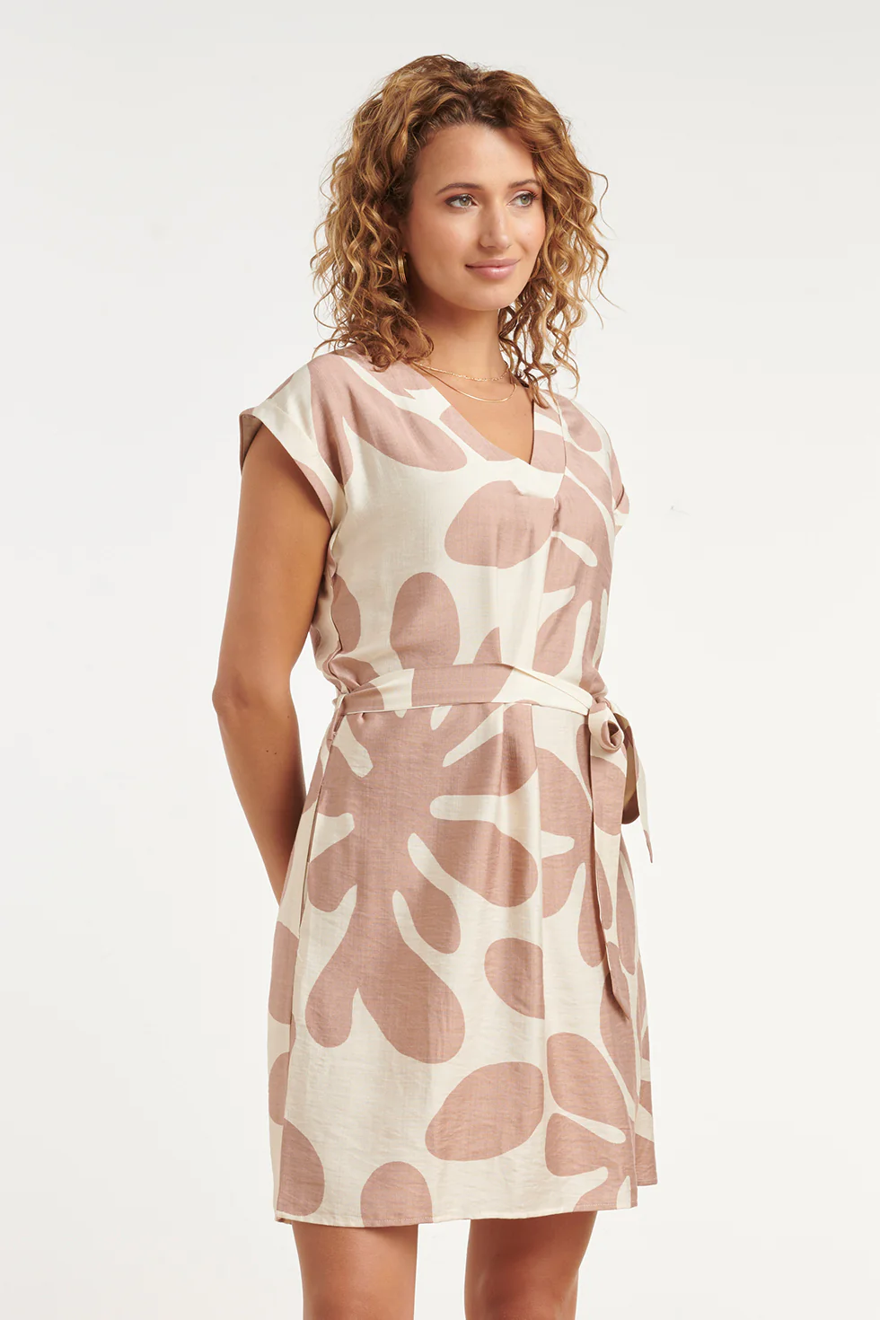 Jurk Met Abstracte Print En Tailleceintuur In Zalmkleur | Off White - Sand - Image 4