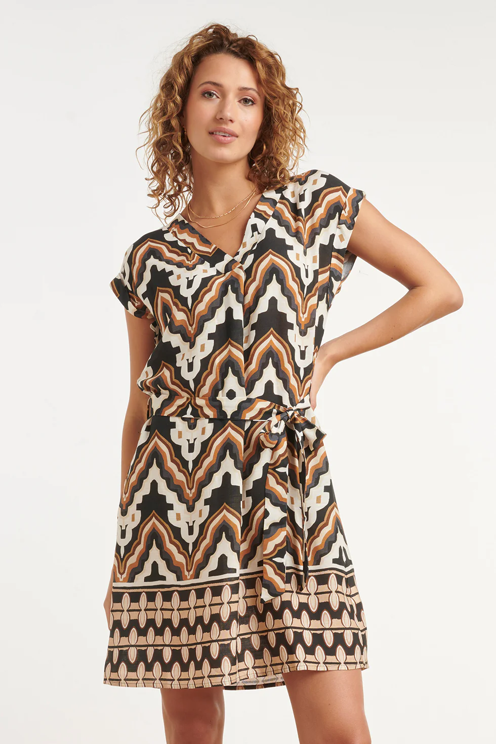 Jurk Met Abstracte Zigzag Print In Bruin, Zwart En Crème Met Tailleceintuur | Muticolour