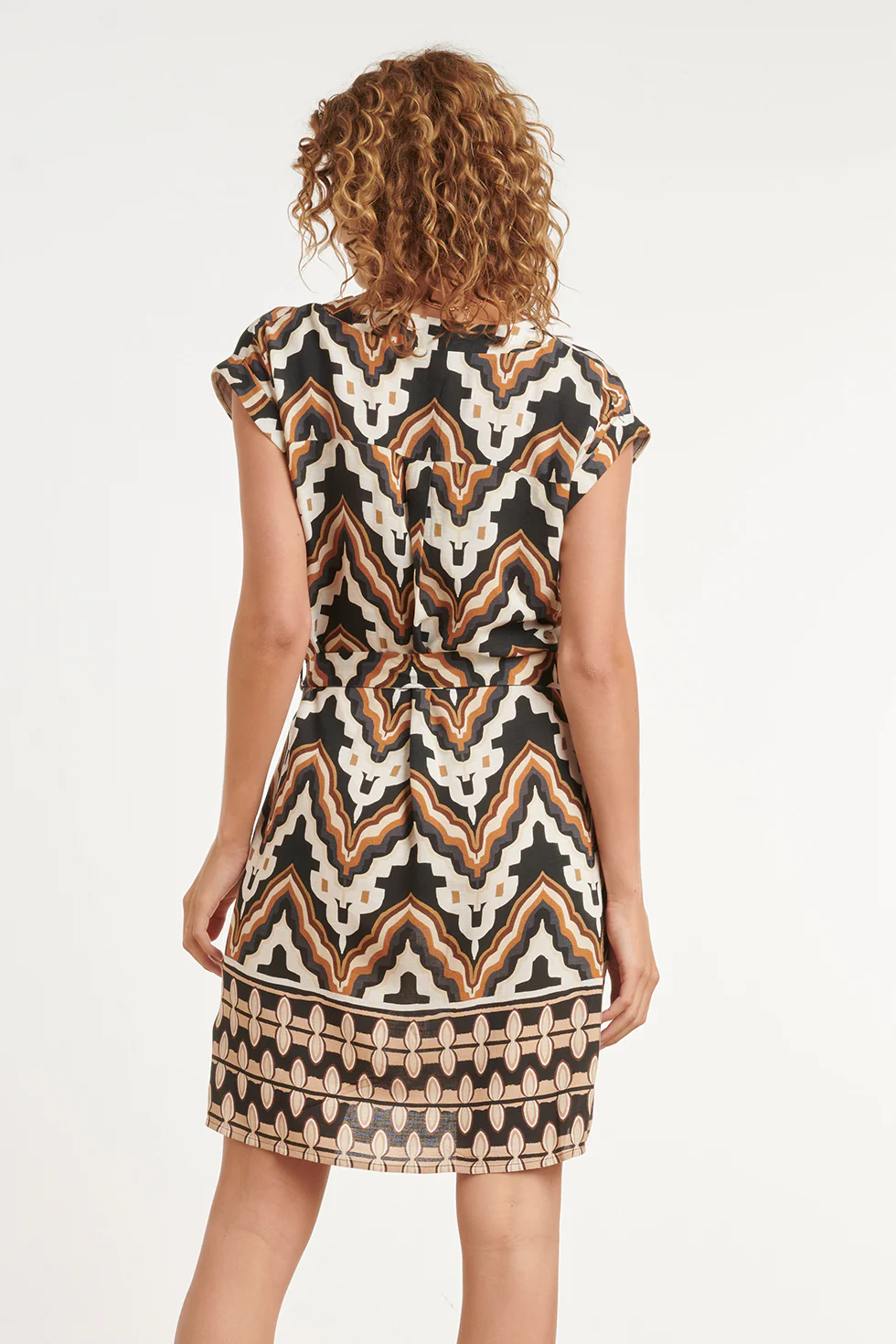 Jurk Met Abstracte Zigzag Print In Bruin, Zwart En Crème Met Tailleceintuur | Muticolour - Image 6