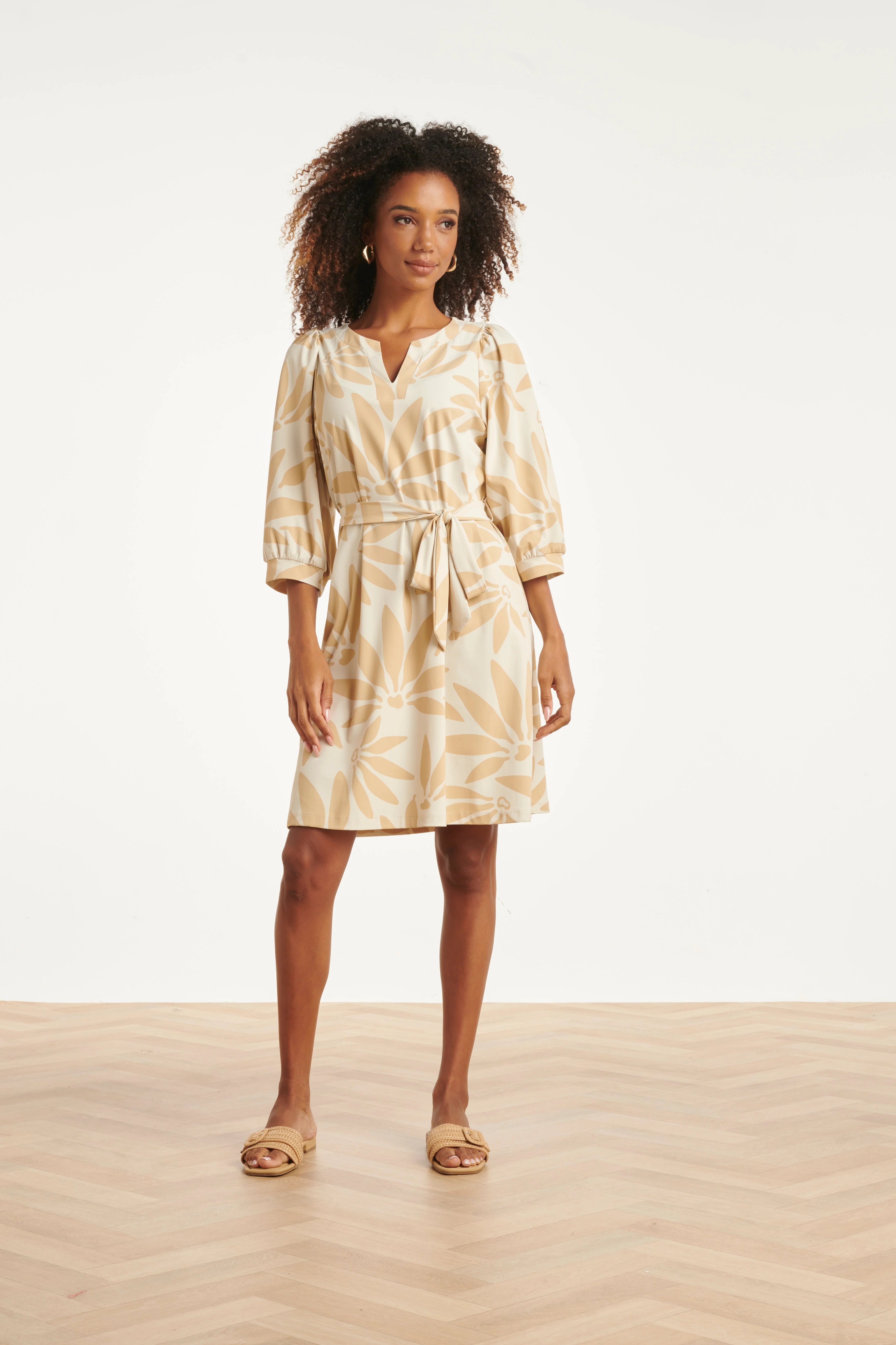 Jurk Met Beige Bloemenprint In Travelstof | Off White - Dark Sand - Image 3