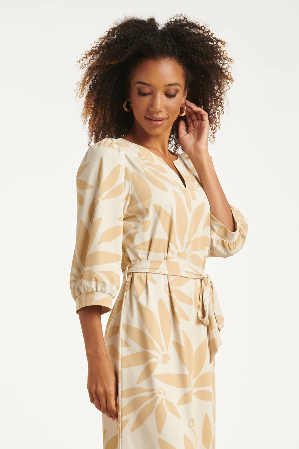 Jurk Met Beige Bloemenprint In Travelstof | Off White - Dark Sand - Image 4