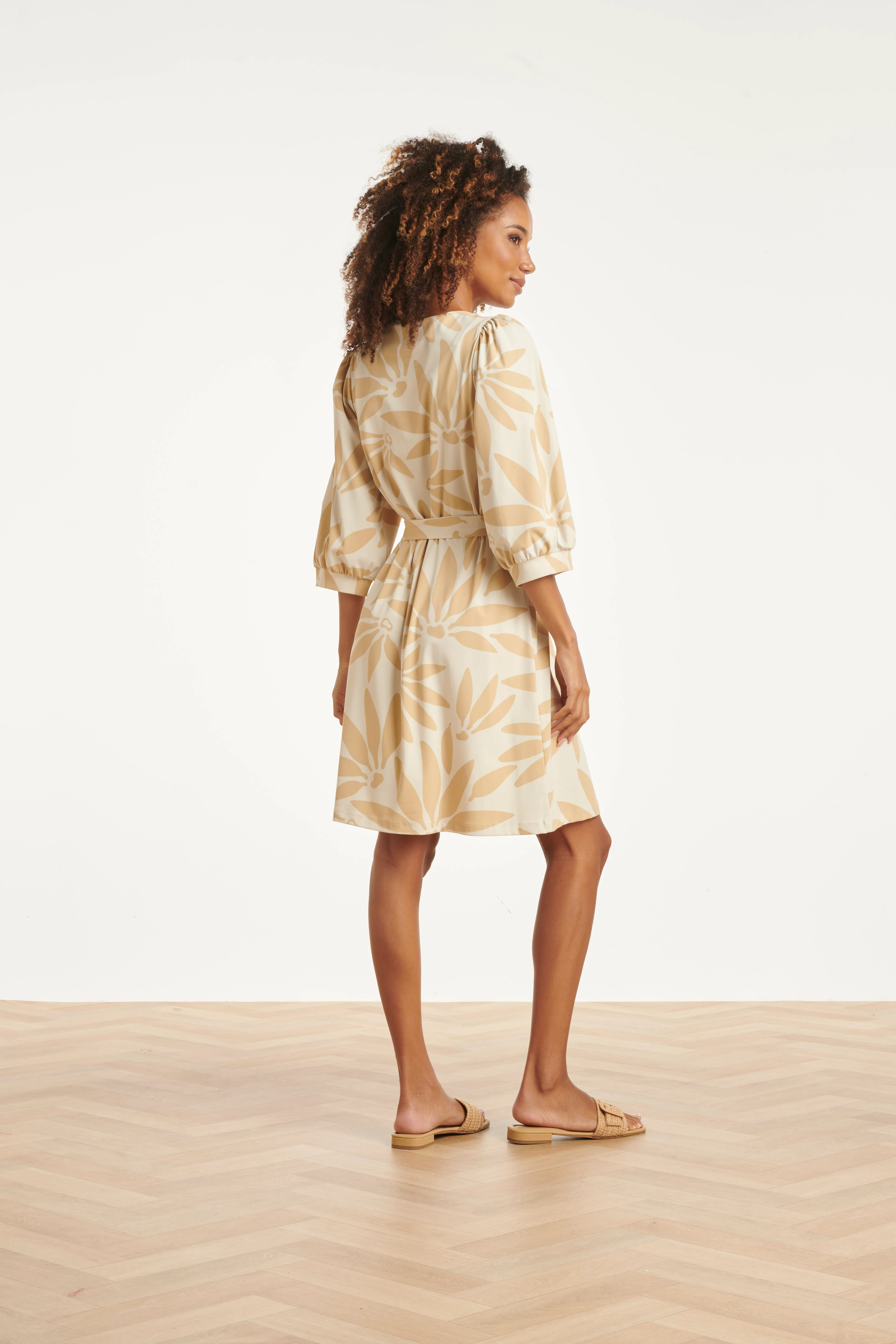 Jurk Met Beige Bloemenprint In Travelstof | Off White - Dark Sand - Image 5