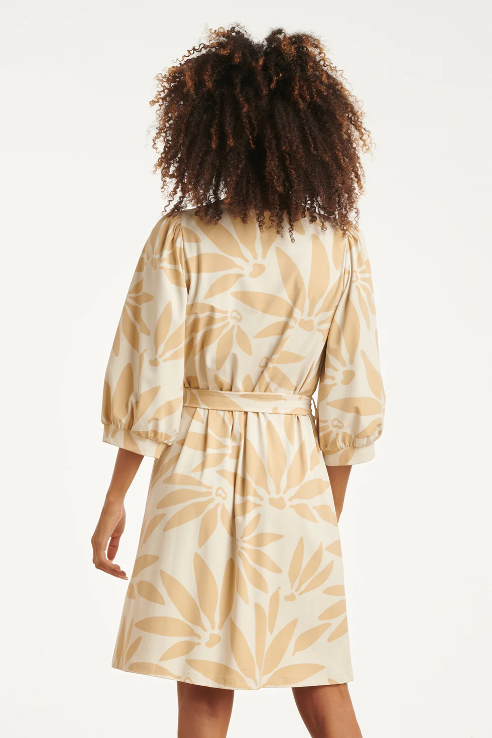 Jurk Met Beige Bloemenprint In Travelstof | Off White - Dark Sand - Image 6