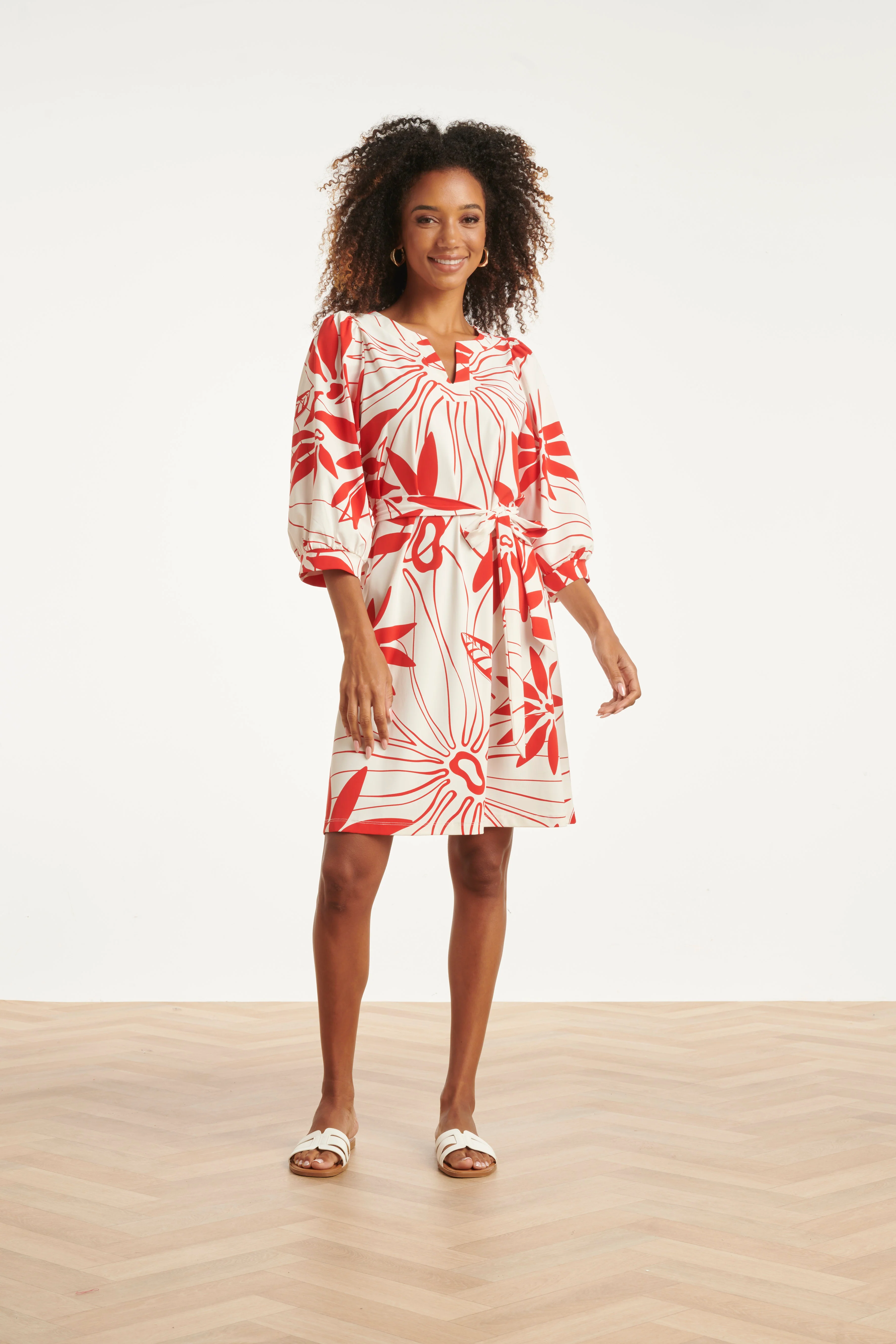 Jurk Met Rode Bloemenprint In Comfortabele Travelstof | White - Red - Image 3