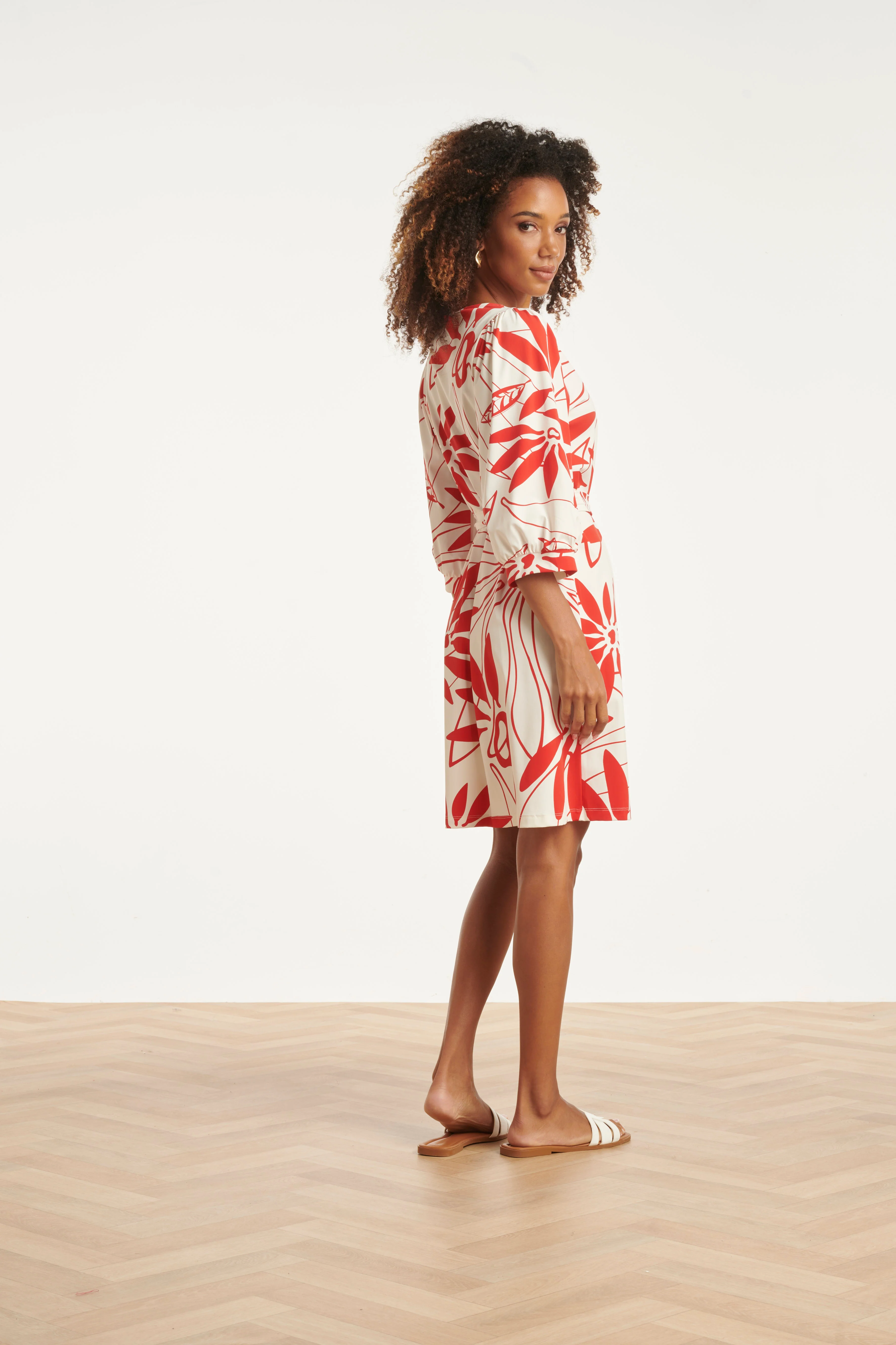 Jurk Met Rode Bloemenprint In Comfortabele Travelstof | White - Red - Image 5