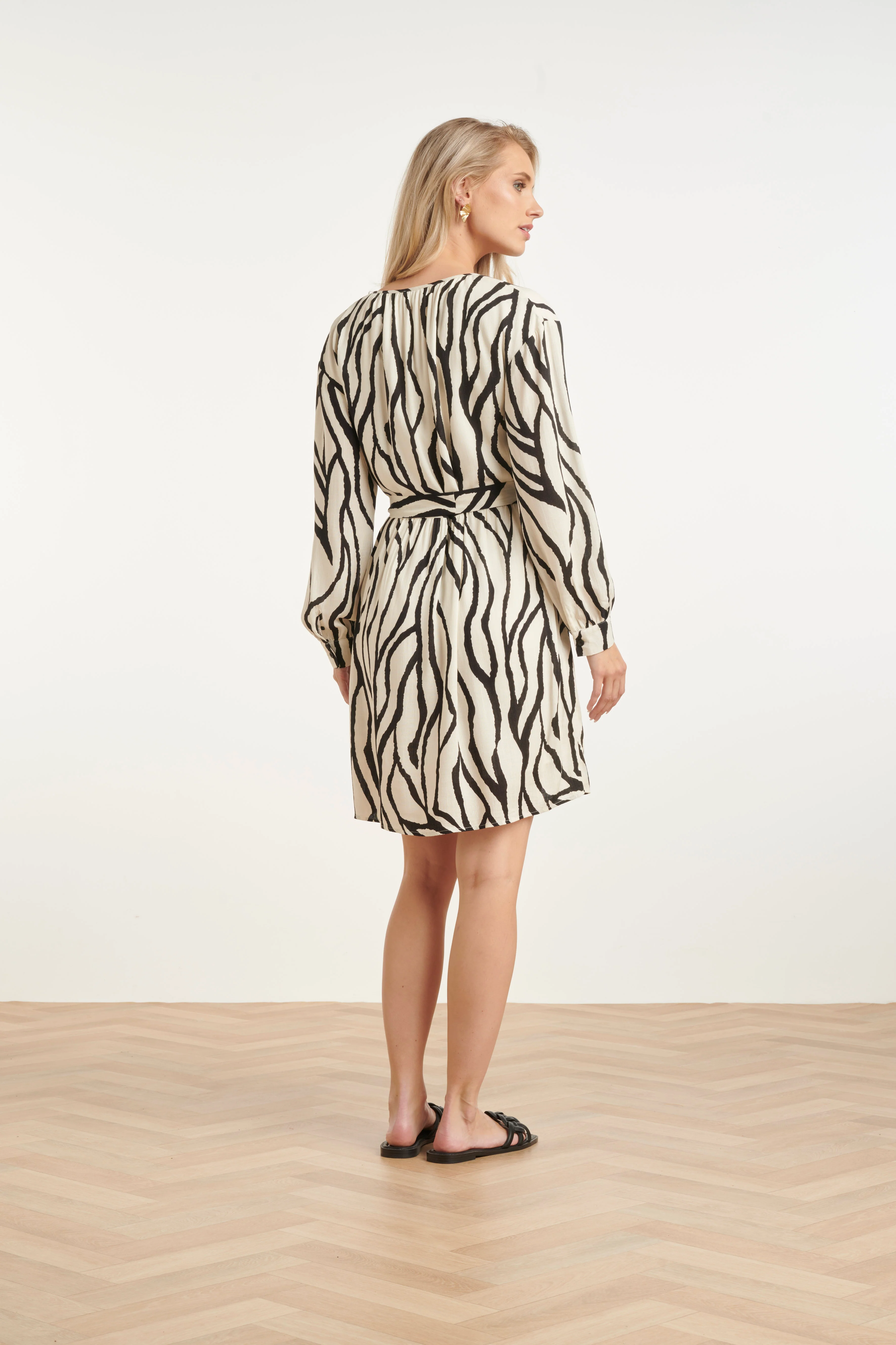Knielange Jurk Met Zebra Print En Ceintuur In Off-White En Zwart | Off White - Black - Image 5