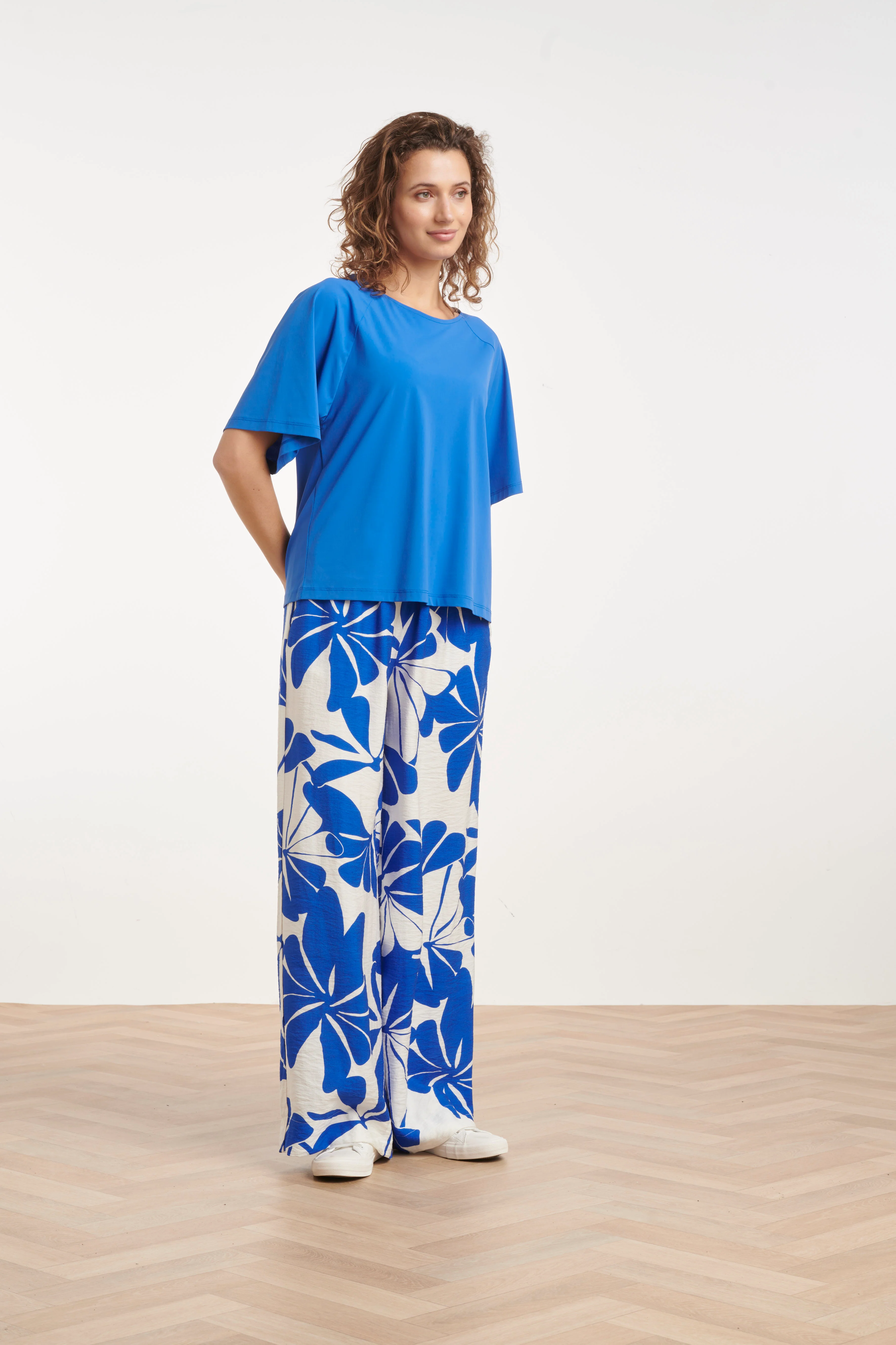 Kobaltblauwe Travel Top Met Korte Mouwen En Ronde Hals | Cobalt - Image 4