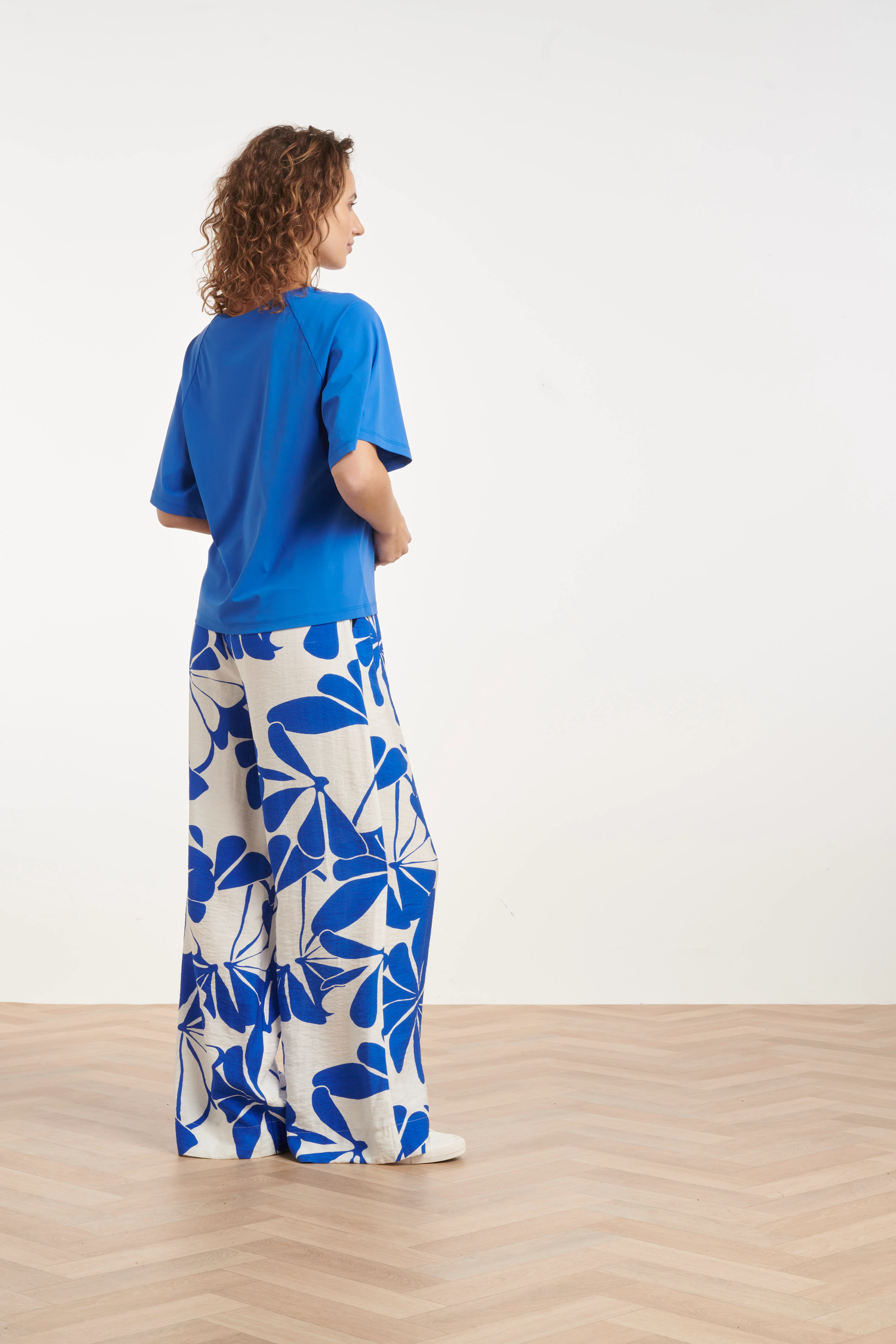 Kobaltblauwe Travel Top Met Korte Mouwen En Ronde Hals | Cobalt - Image 6