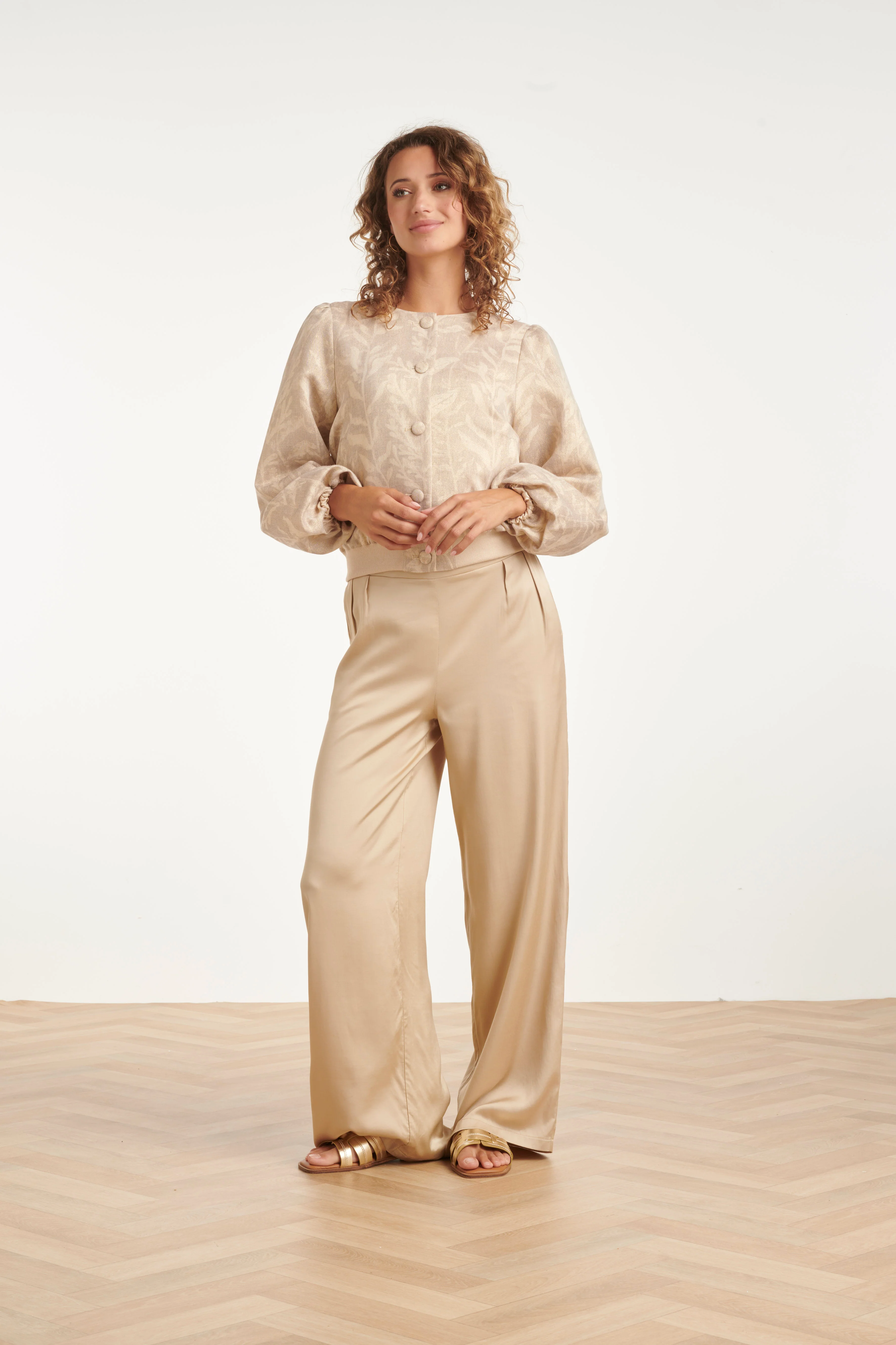 Kort Jasje Met Bladprint En Sierknopen | Dark Sand - Gold - Image 3