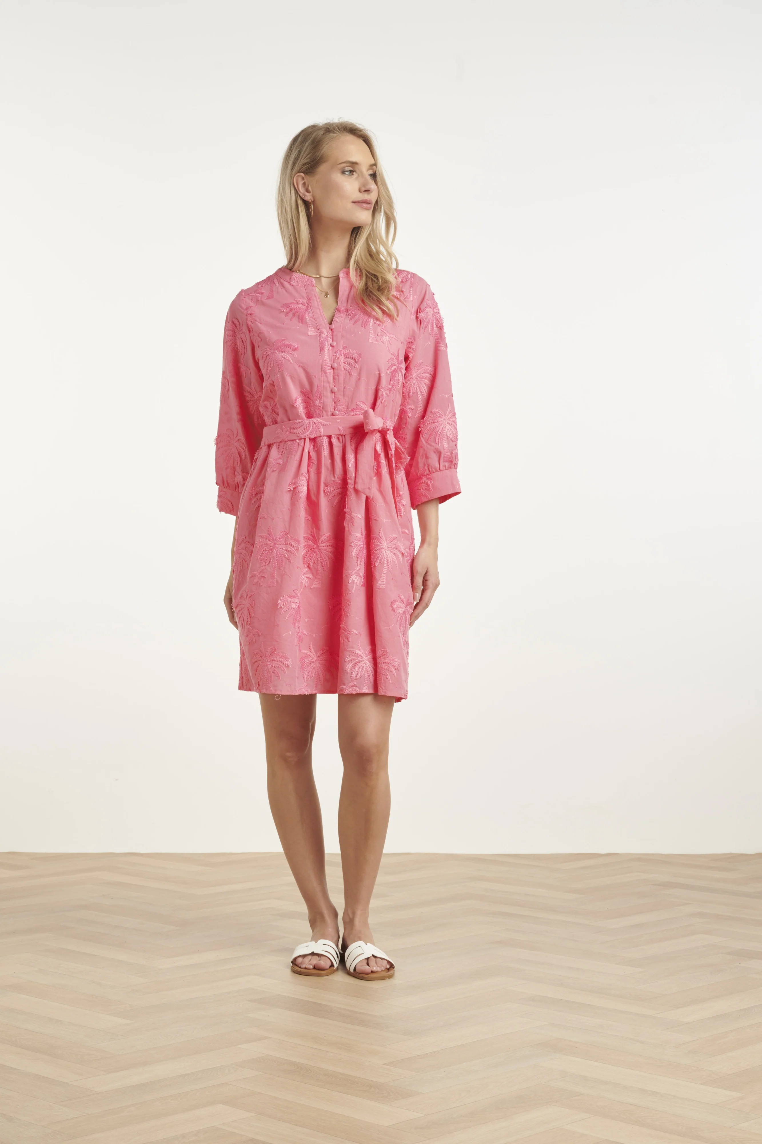 Korte Jurk Met Geborduurd Palmmotief En Ceintuur | Old Pink - Image 3